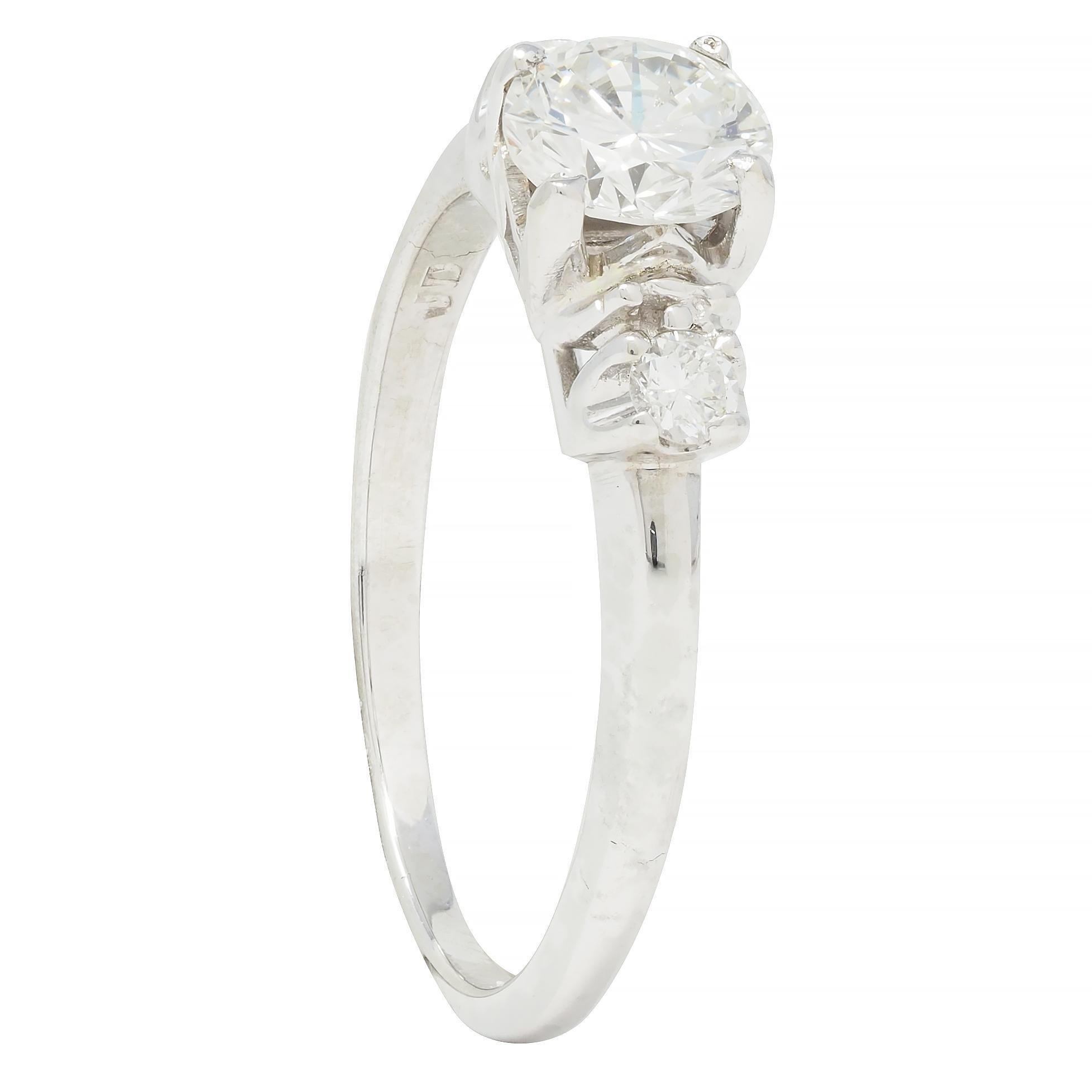 Bague de fiançailles vintage en or blanc 18 carats avec diamant taille transitionnelle du milieu du siècle dernier en vente 7