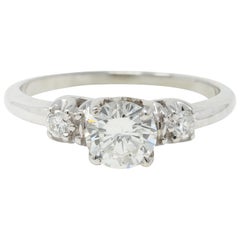 Bague de fiançailles vintage en or blanc 18 carats avec diamant taille transitionnelle du milieu du siècle dernier
