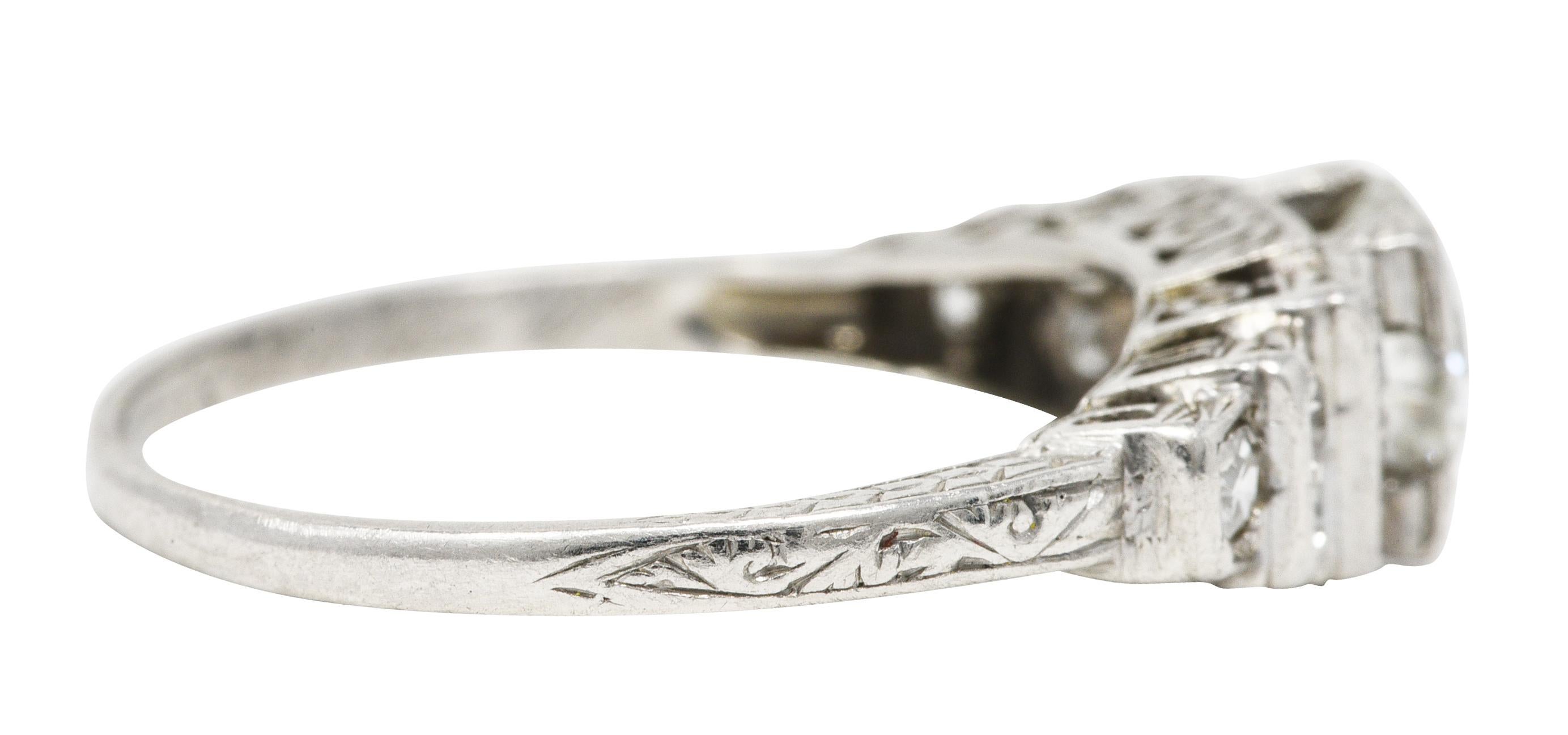 Rétro Bague de fiançailles vintage en forme de cœur en platine avec diamant taille transitionnelle du milieu du siècle dernier en vente