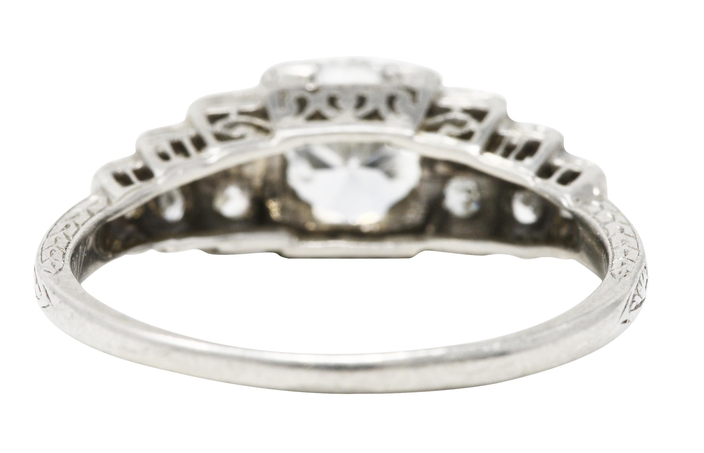 Taille ronde Bague de fiançailles vintage en forme de cœur en platine avec diamant taille transitionnelle du milieu du siècle dernier en vente