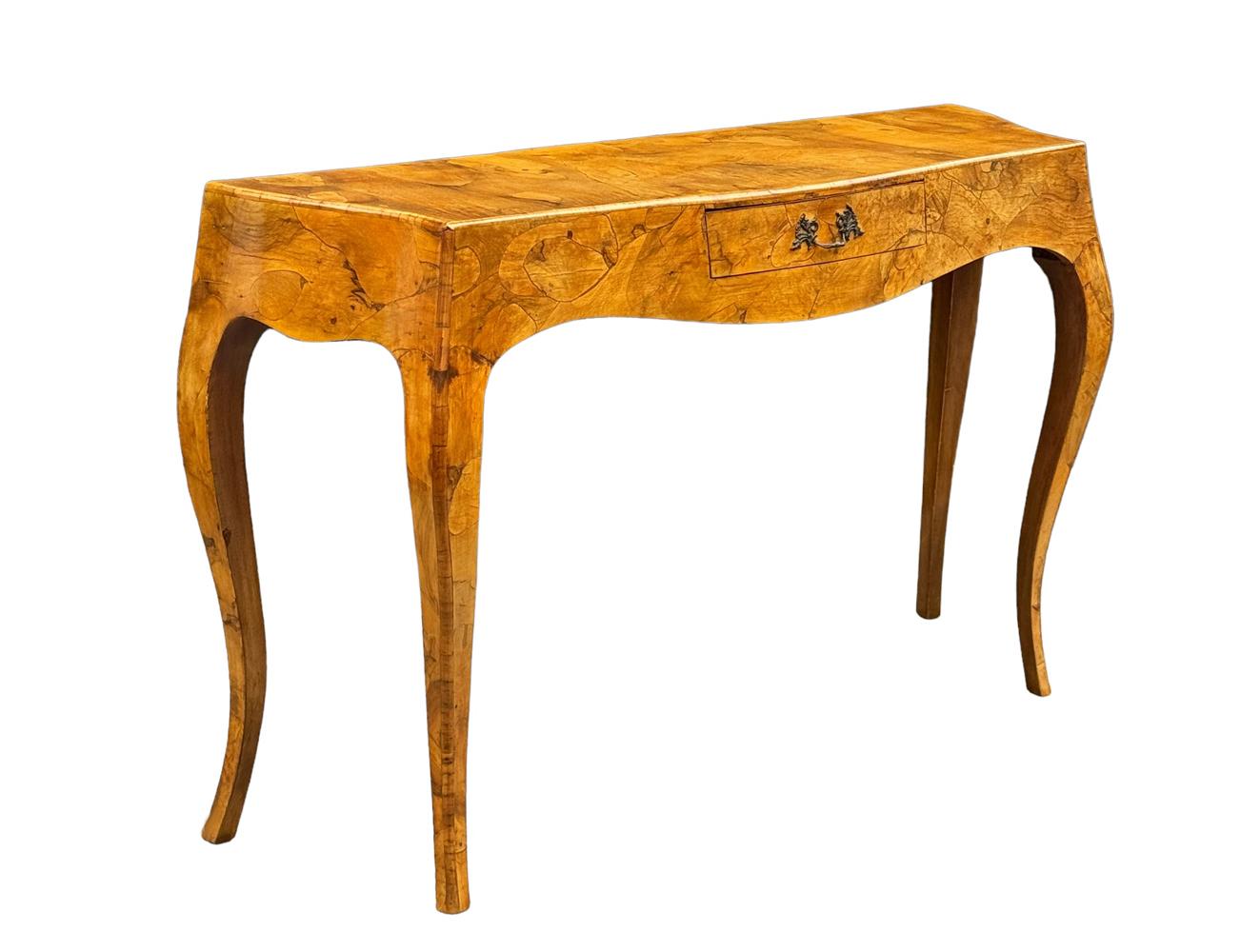 Une étonnante table console italienne très stylisée ou un bureau à profil bas. Il est doté d'une belle finition en ronce et d'un tiroir de rangement. Grande profondeur pour les espaces étroits. Marqué Italie. Nous en avons 2 en stock et ils sont