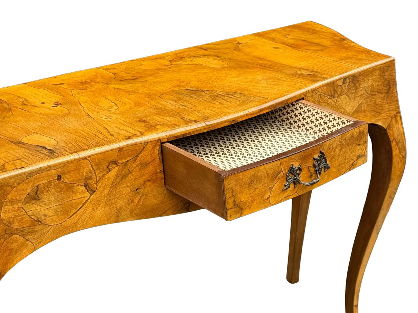 Mid-Century Modern Table console ou bureau en loupe d'huître italienne de style transitionnel du milieu du siècle dernier en vente