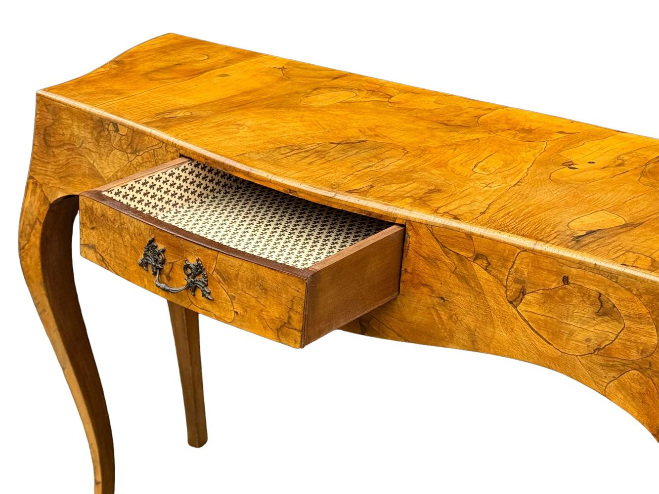 Table console ou bureau en loupe d'huître italienne de style transitionnel du milieu du siècle dernier en vente 2