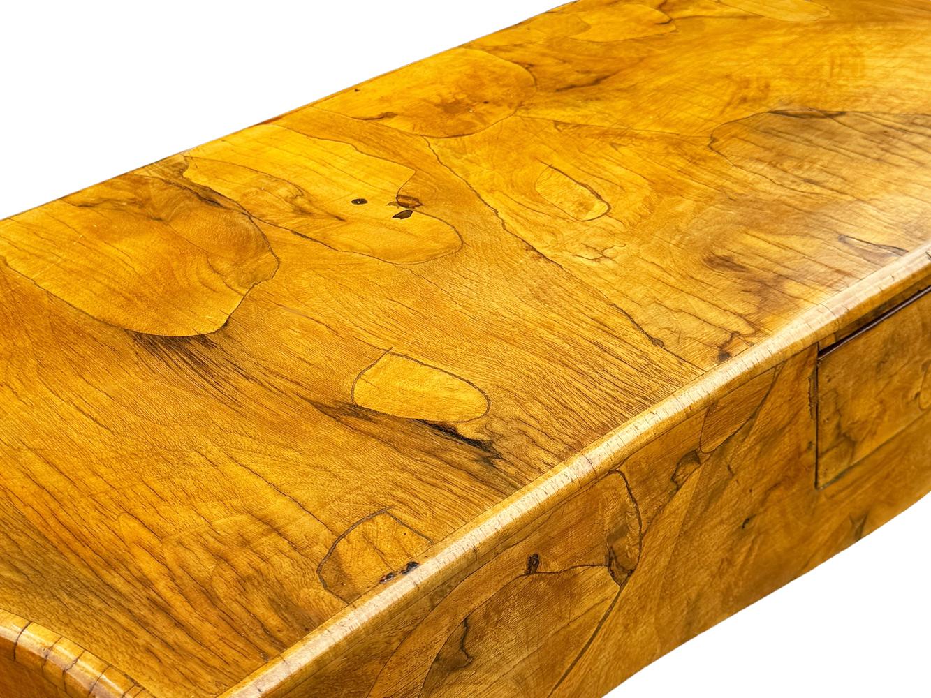 Table console ou bureau en loupe d'huître italienne de style transitionnel du milieu du siècle dernier en vente 3