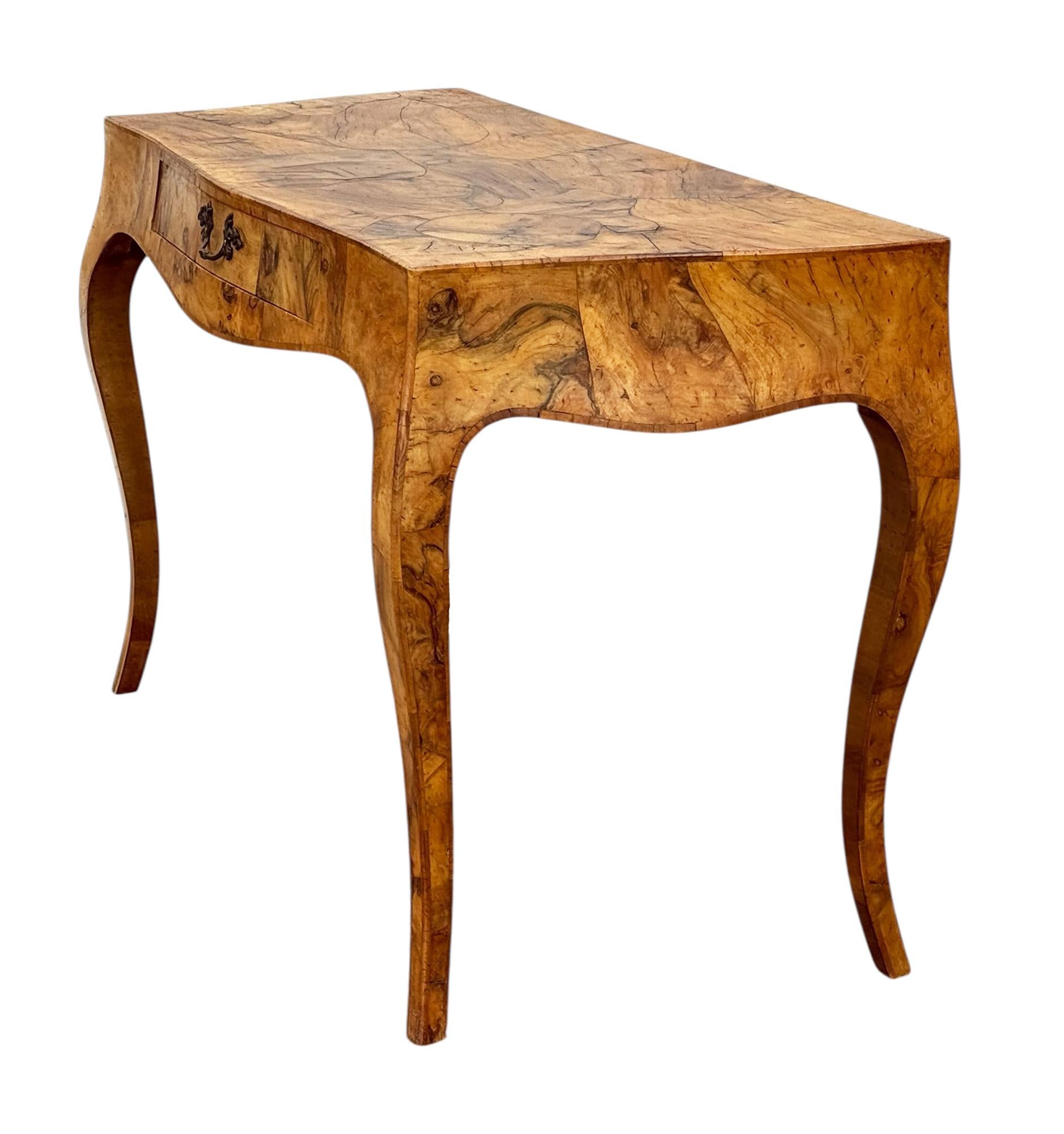 Escritorio Hollywood Regency Italian Olive Burl Moderno de mediados de siglo en venta