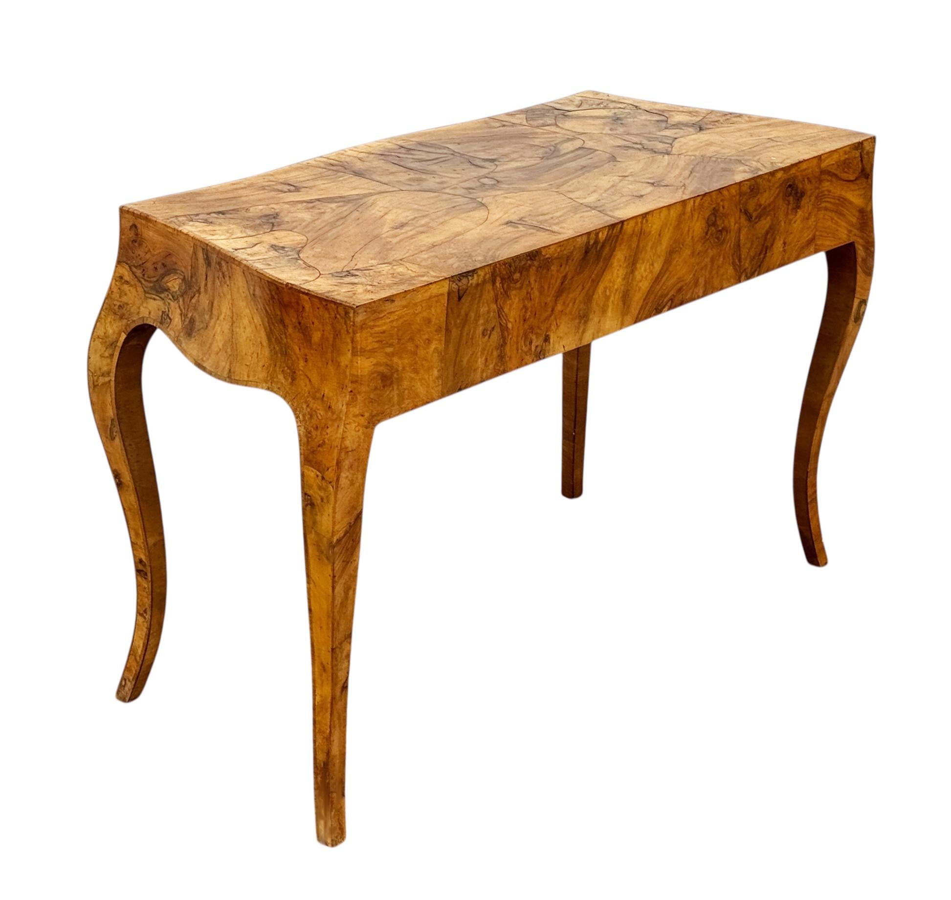 Escritorio Hollywood Regency Italian Olive Burl Madera de burl en venta