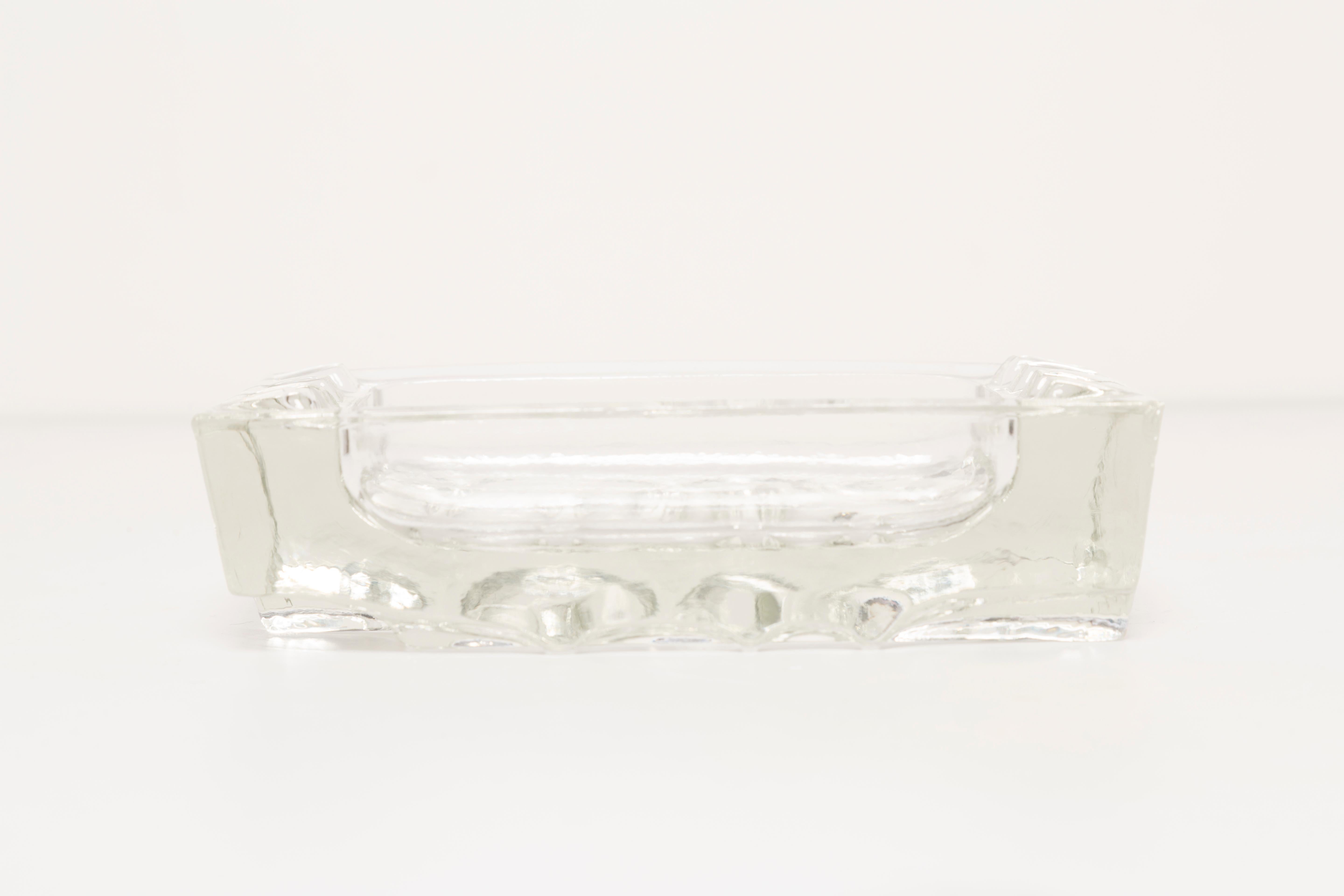 Este original elemento vintage de cristal para cenicero fue diseñado y fabricado en la década de 1970 en Lombardía, Italia. Está fabricado en técnica Sommerso y tiene una fantástica forma facetada. El color vibrante hace que este artículo sea muy