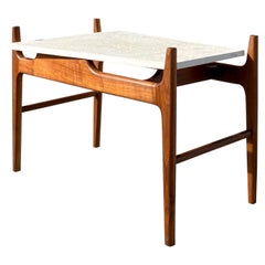 Mesa auxiliar trapezoidal de piedra coralina de mediados de siglo atribuida a Adrian Pearsall