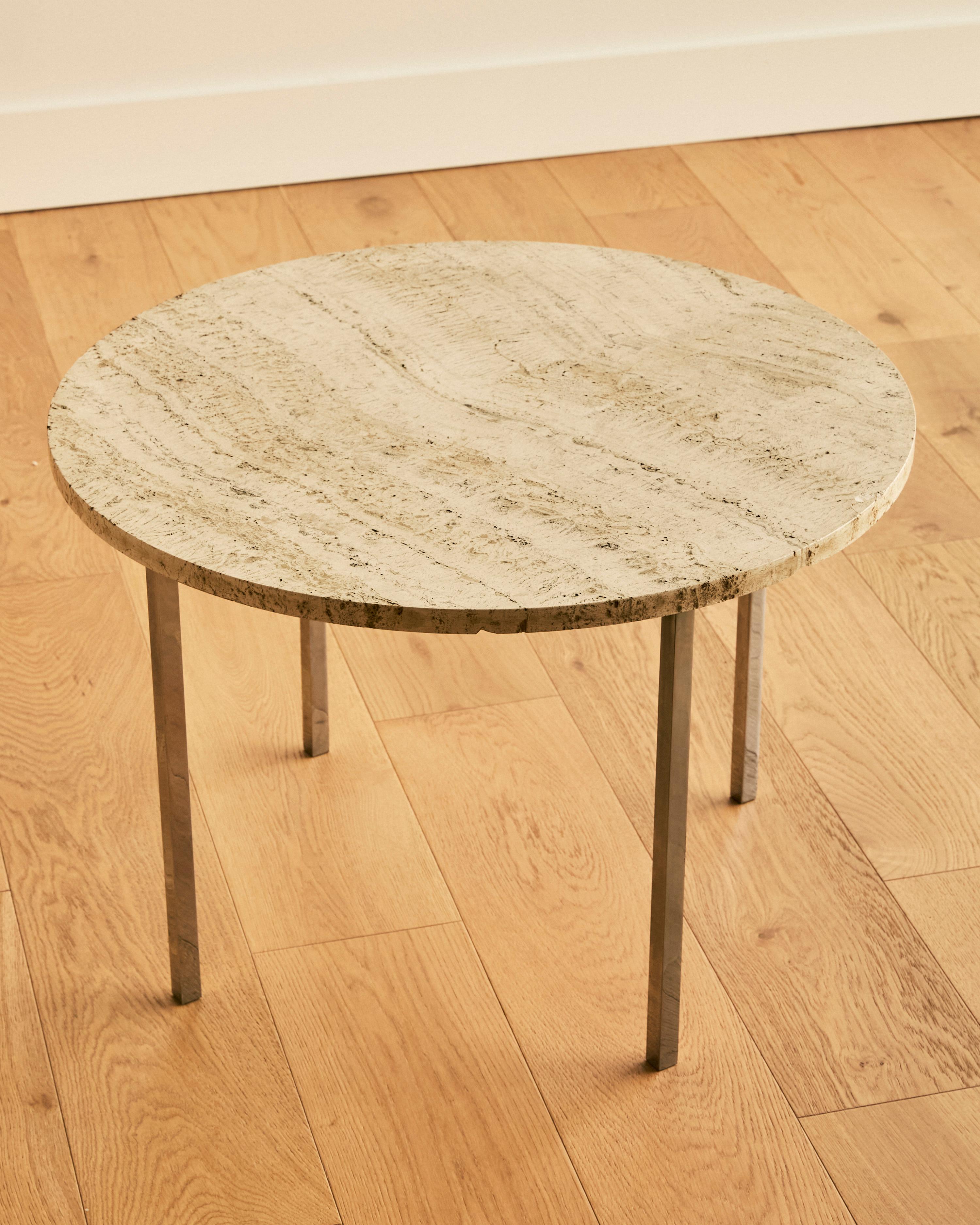 Mid Century Travertine and Chrome End Table im Zustand „Gut“ im Angebot in Long Island City, NY