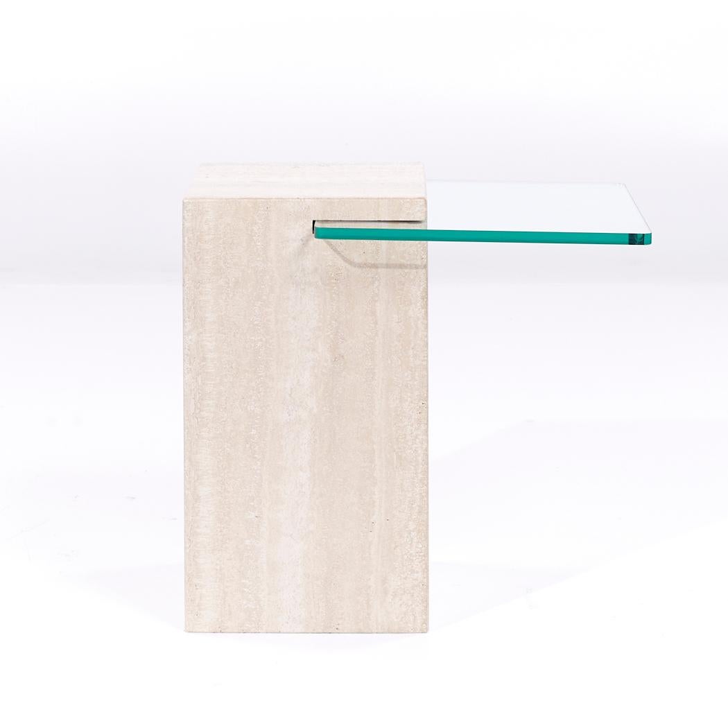 Mid Century Beistelltisch aus Travertin und Glas (amerikanisch) im Angebot