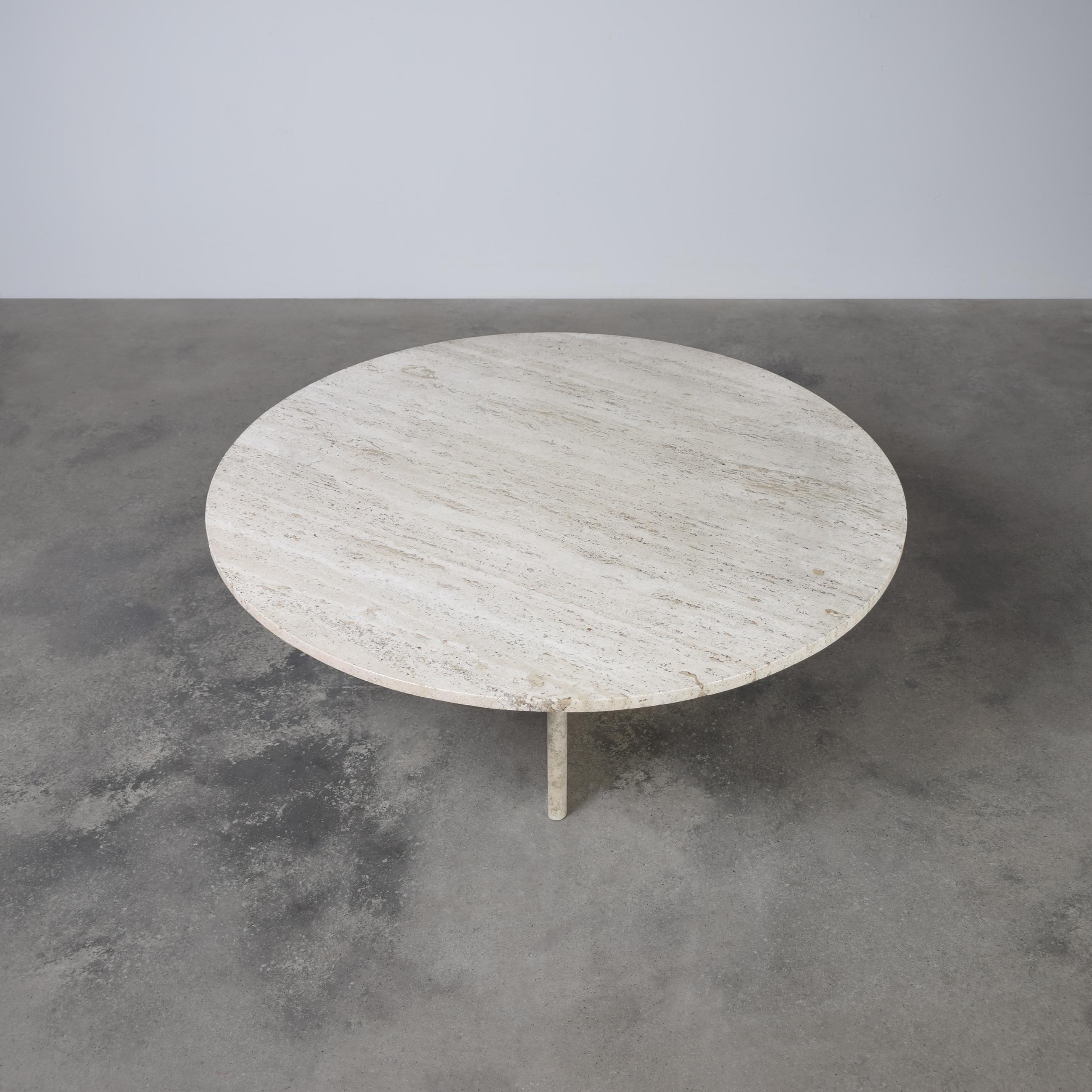 Cette table basse ronde en travertin incarne l'élégance et la simplicité du design du milieu du siècle. Le plateau en pierre naturelle de travertin met en valeur ses veines uniques et ses tons chauds et terreux, offrant un attrait intemporel.