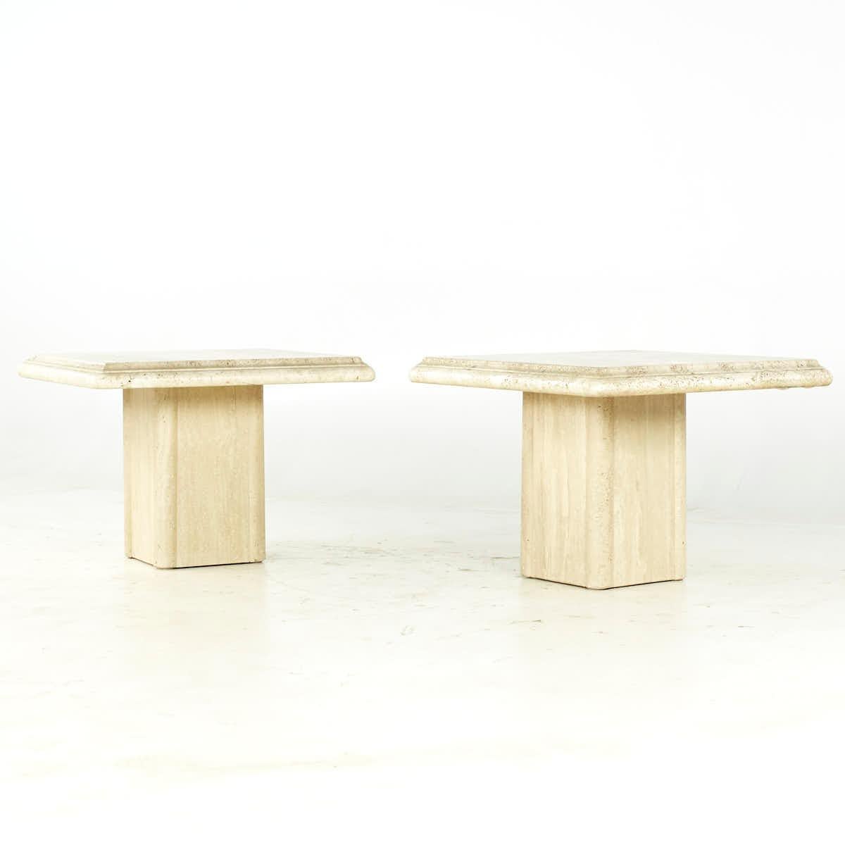 Mid-Century Modern Tables d'appoint en travertin du milieu du siècle - Paire en vente