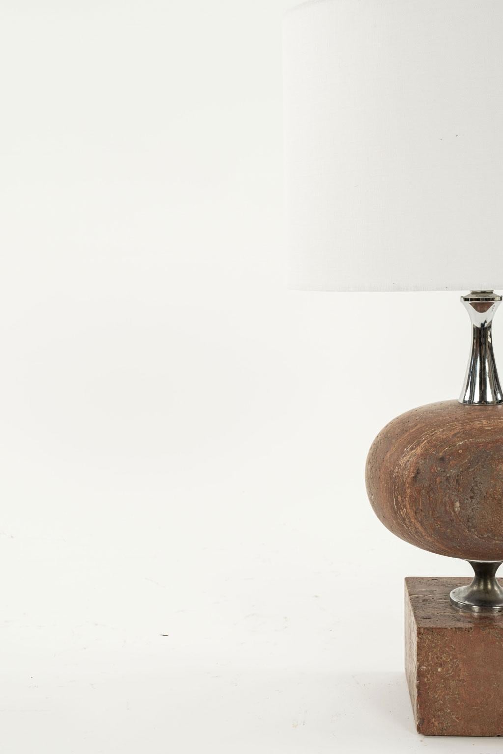 italien Lampe à poser en travertin du milieu du siècle en vente