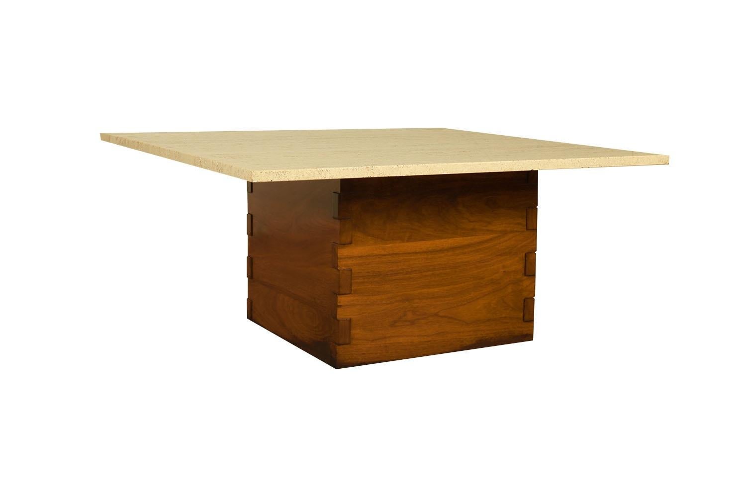 Mid-Century Modern Table basse du milieu du siècle en noyer travertin en vente