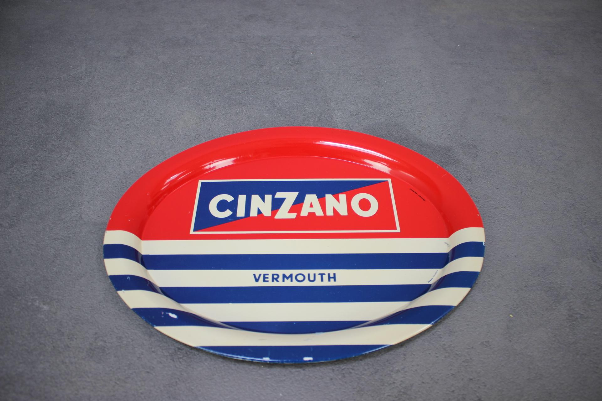 - Tablett aus der Mitte des Jahrhunderts von Cinzano Vermouth, 1960er Jahre, Italien,
- aus Metall,
- weist Gebrauchs- und Altersspuren auf (Kratzer, etc.etc.),
- in gutem Originalzustand.