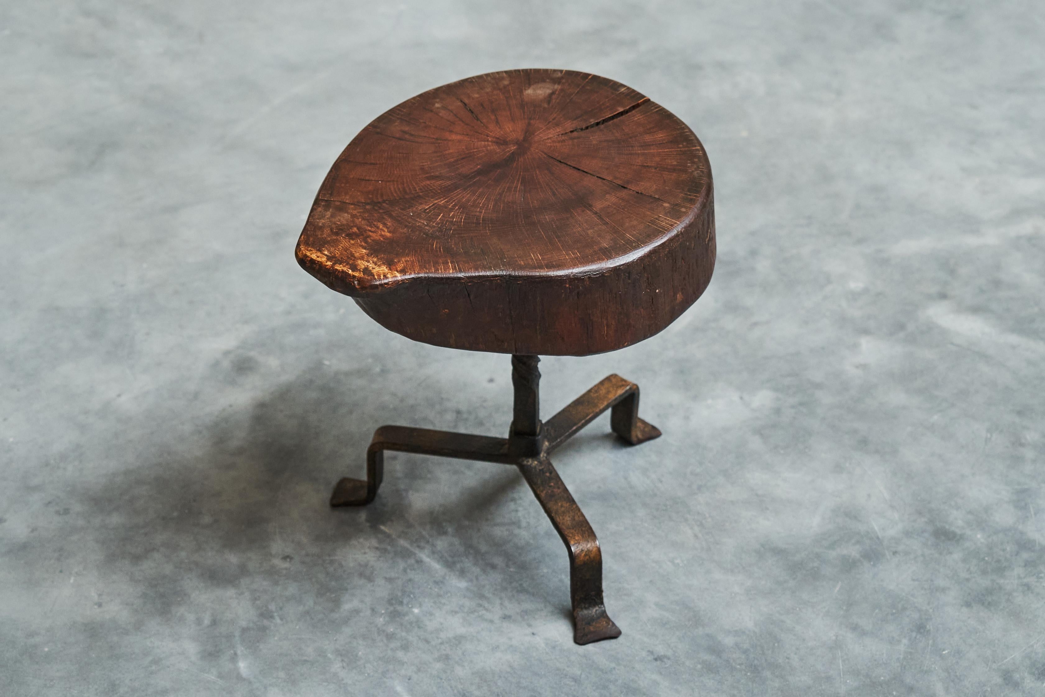 Tabouret ou table d'appoint en bois massif et fer forgé des années 1950

Il s'agit d'un tabouret ou d'une table d'appoint ludique du milieu du siècle avec un magnifique plateau en bois massif fabriqué à partir d'une tranche de tronc d'arbre.

Le