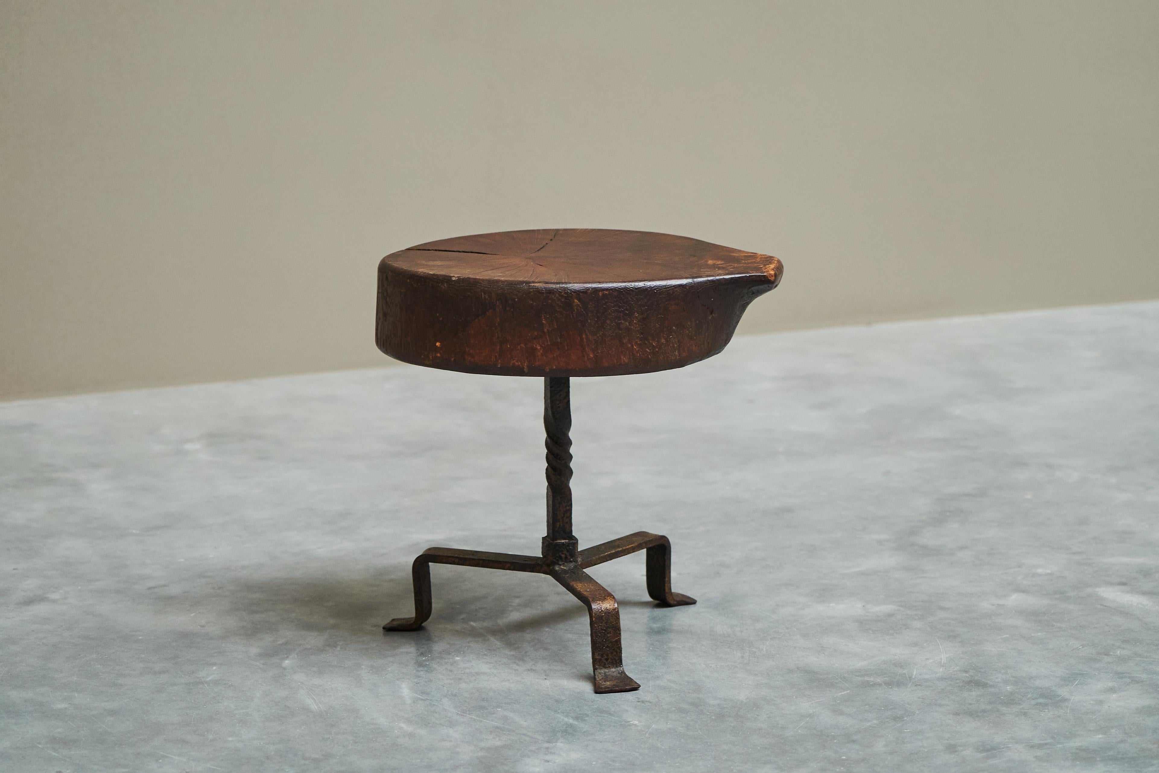Mid-Century Modern Tabouret ou table d'appoint en bois massif et fer forgé du milieu du siècle 1950 en vente