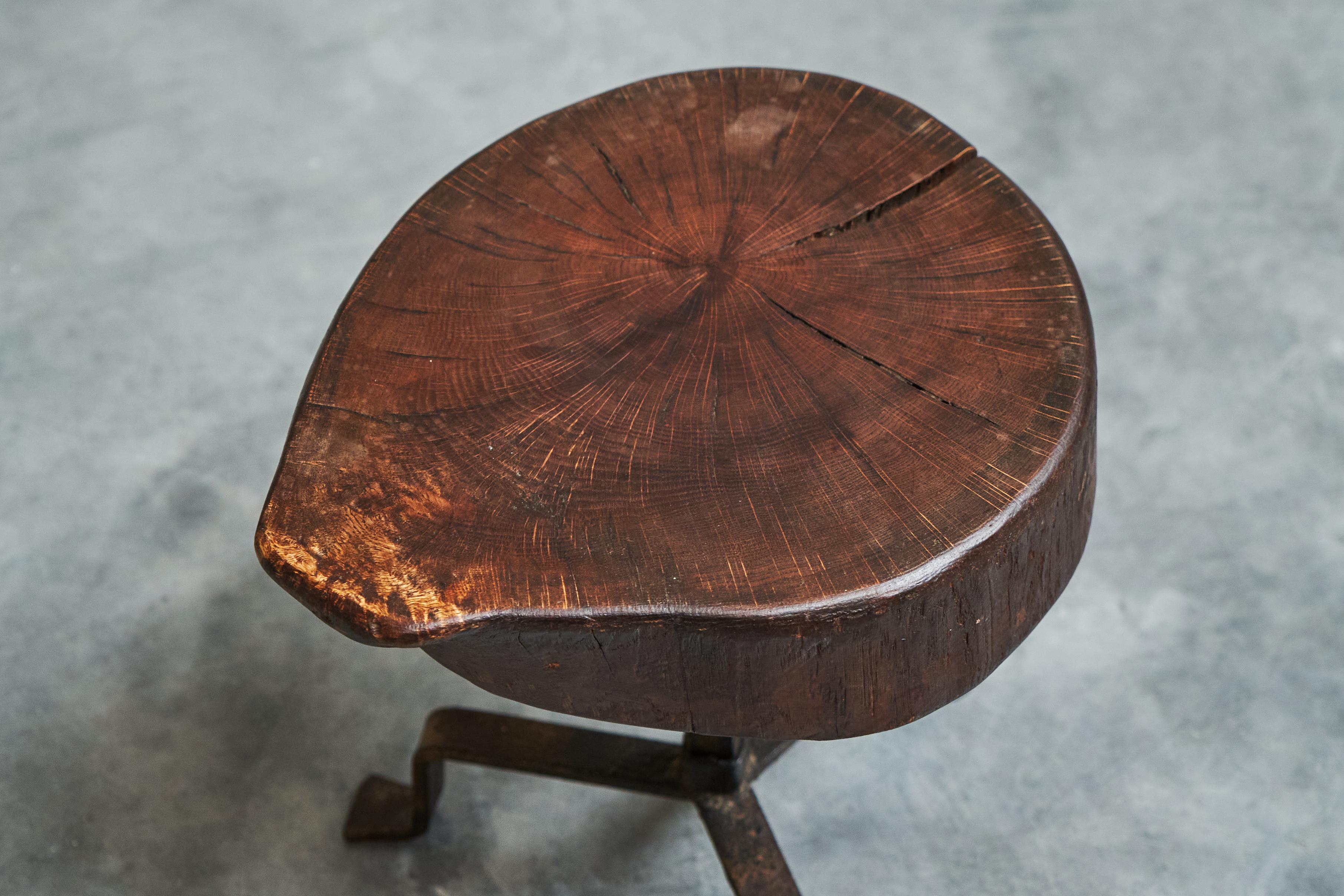Européen Tabouret ou table d'appoint en bois massif et fer forgé du milieu du siècle 1950 en vente