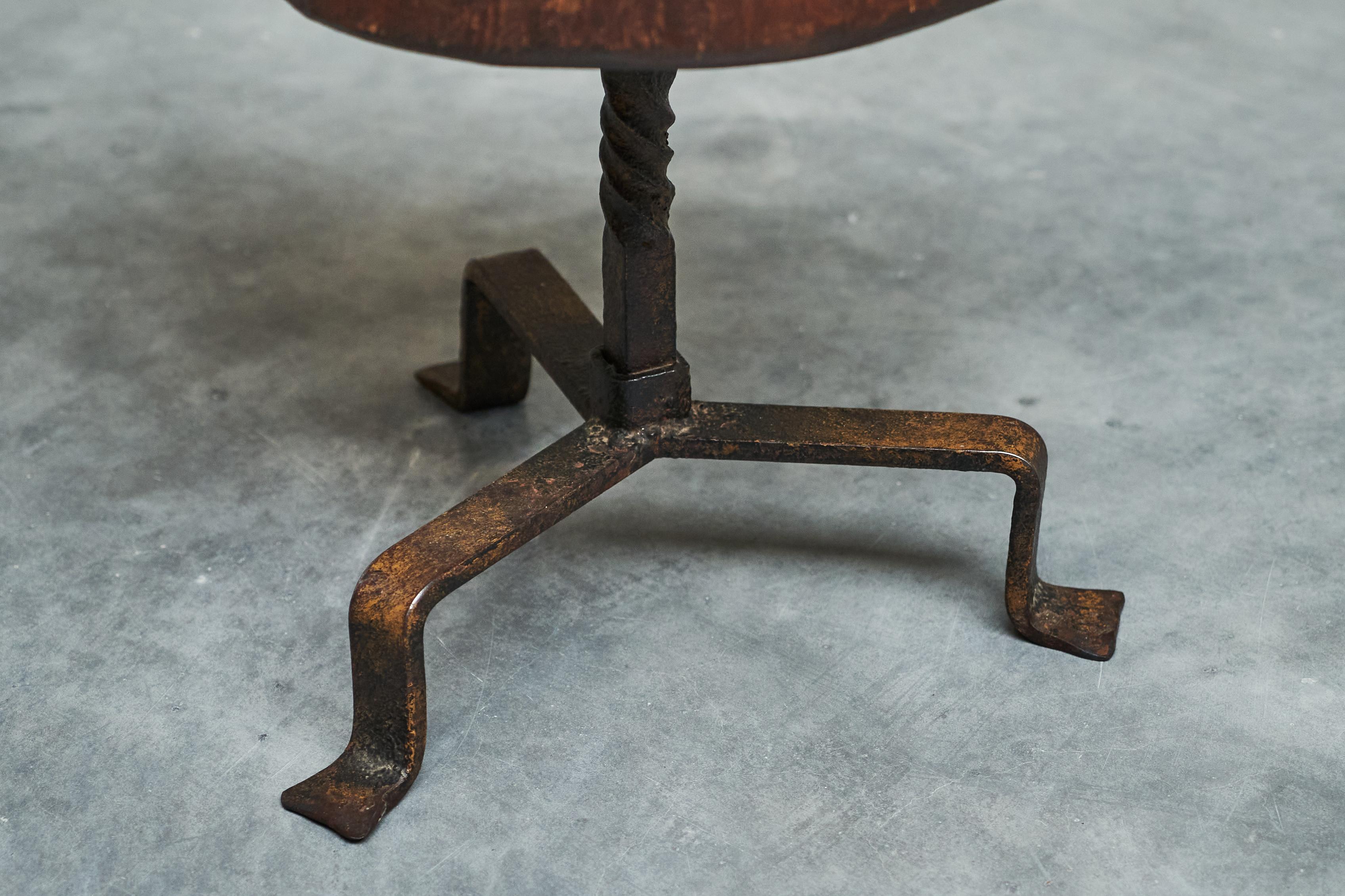 Fait main Tabouret ou table d'appoint en bois massif et fer forgé du milieu du siècle 1950 en vente