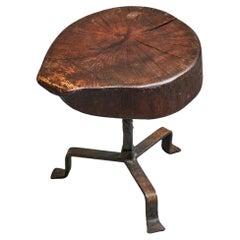 Taburete o mesa auxiliar de madera maciza y hierro forjado de mediados de siglo 1950