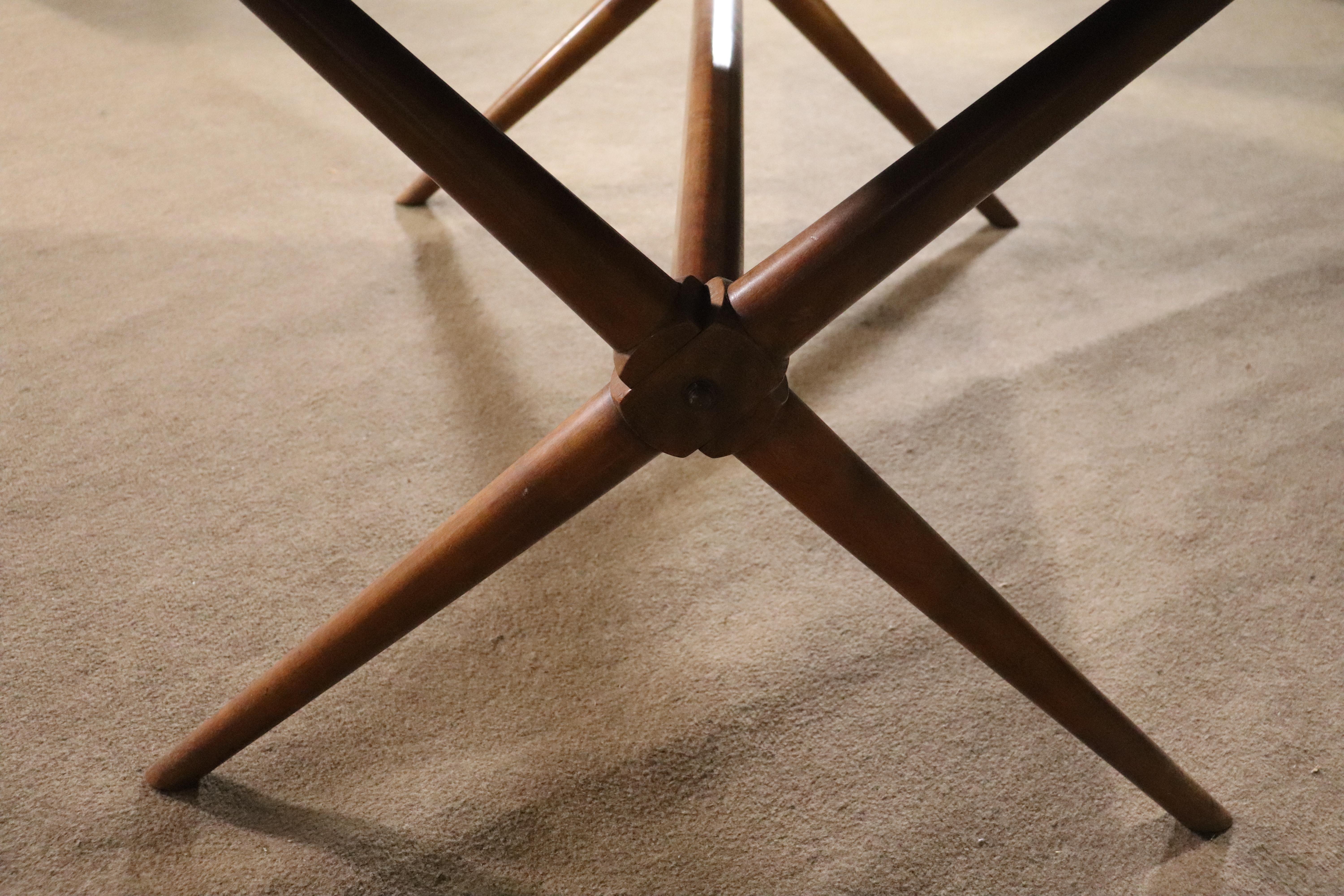 Mesa de comedor con base de caballete de mediados de siglo siglo XX en venta