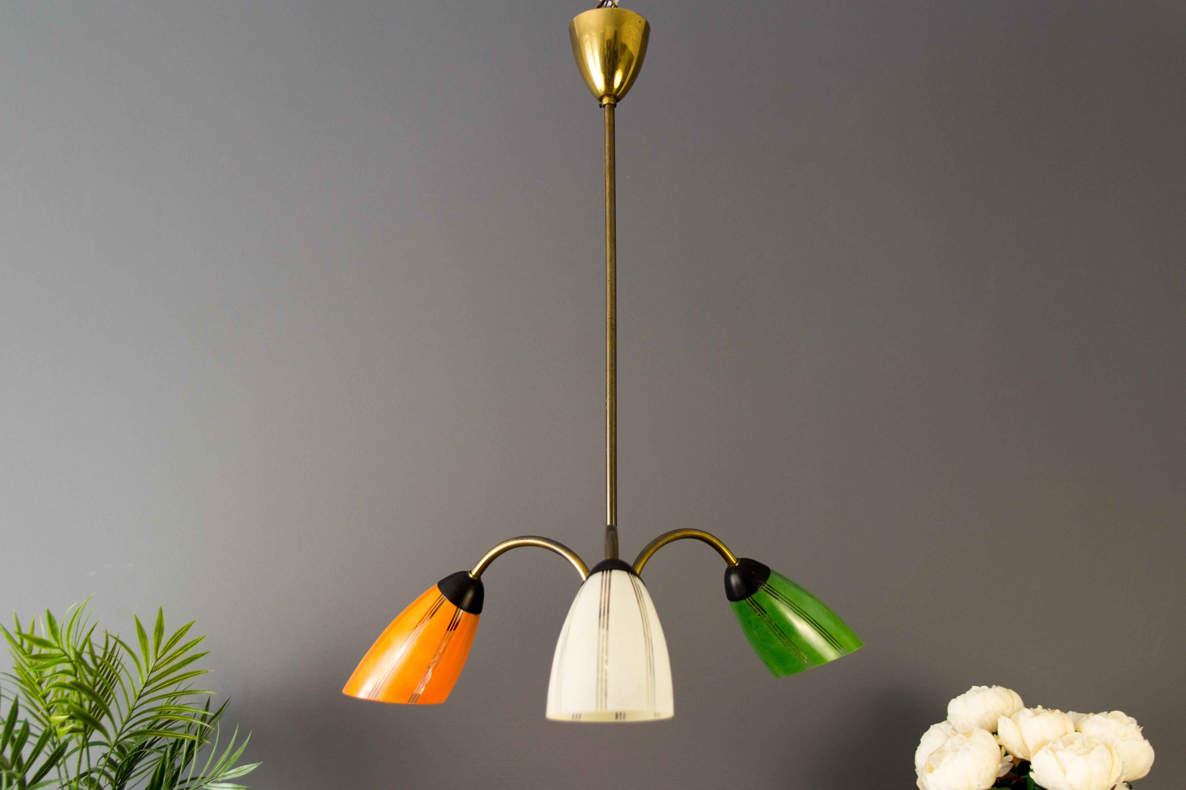 Mid-Century Modern Lampe à suspension tricolore du milieu du siècle dernier en vente