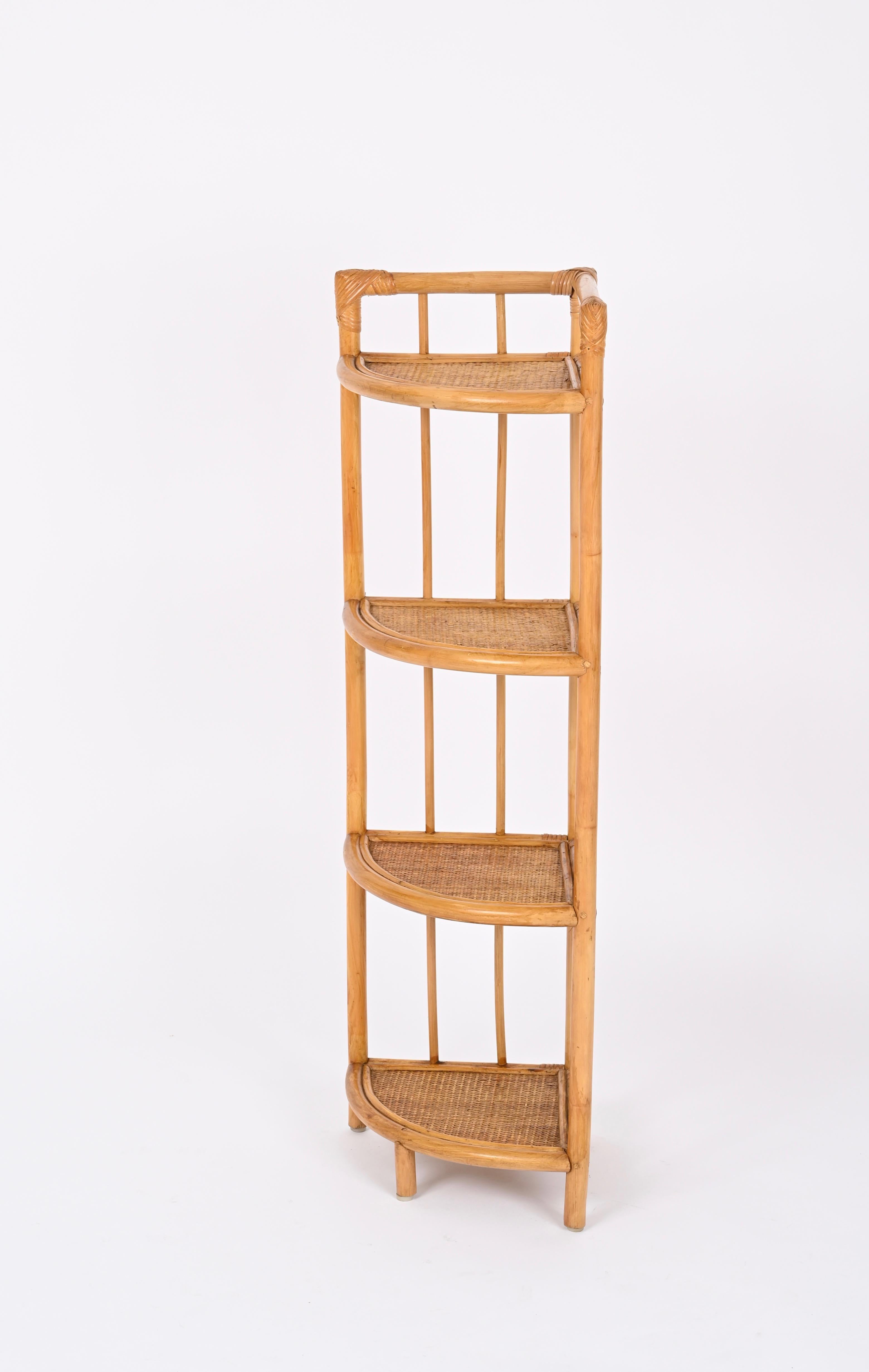 Dreieckiges italienisches Eck-Bücherregal aus Bambus und Rattan, Mitte des Jahrhunderts, 1970er Jahre (Moderne der Mitte des Jahrhunderts) im Angebot