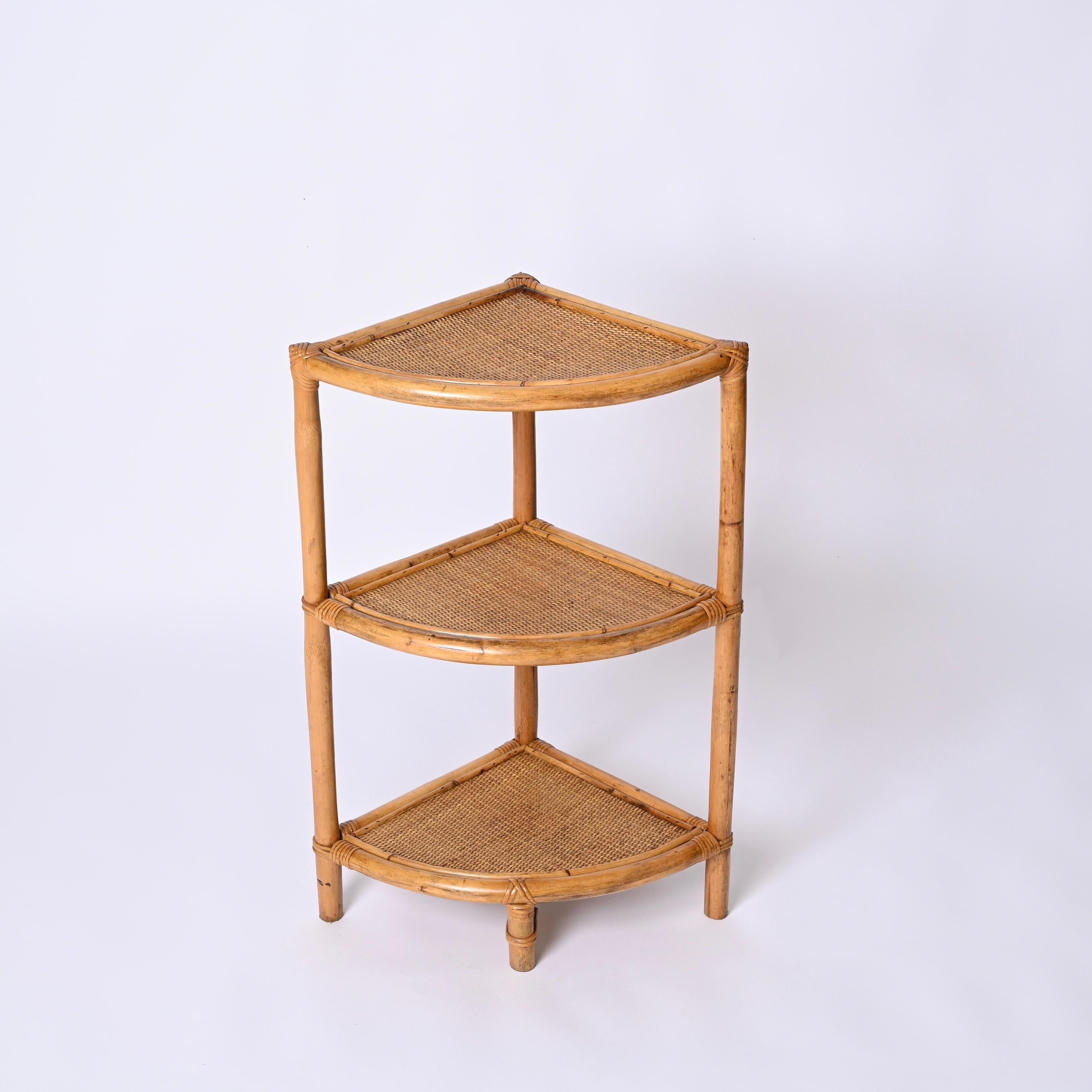 Mid-Century Triangular Bamboo and Rattan Italian Corner Bookcase, 1970s In Good Condition For Sale In Roma, IT