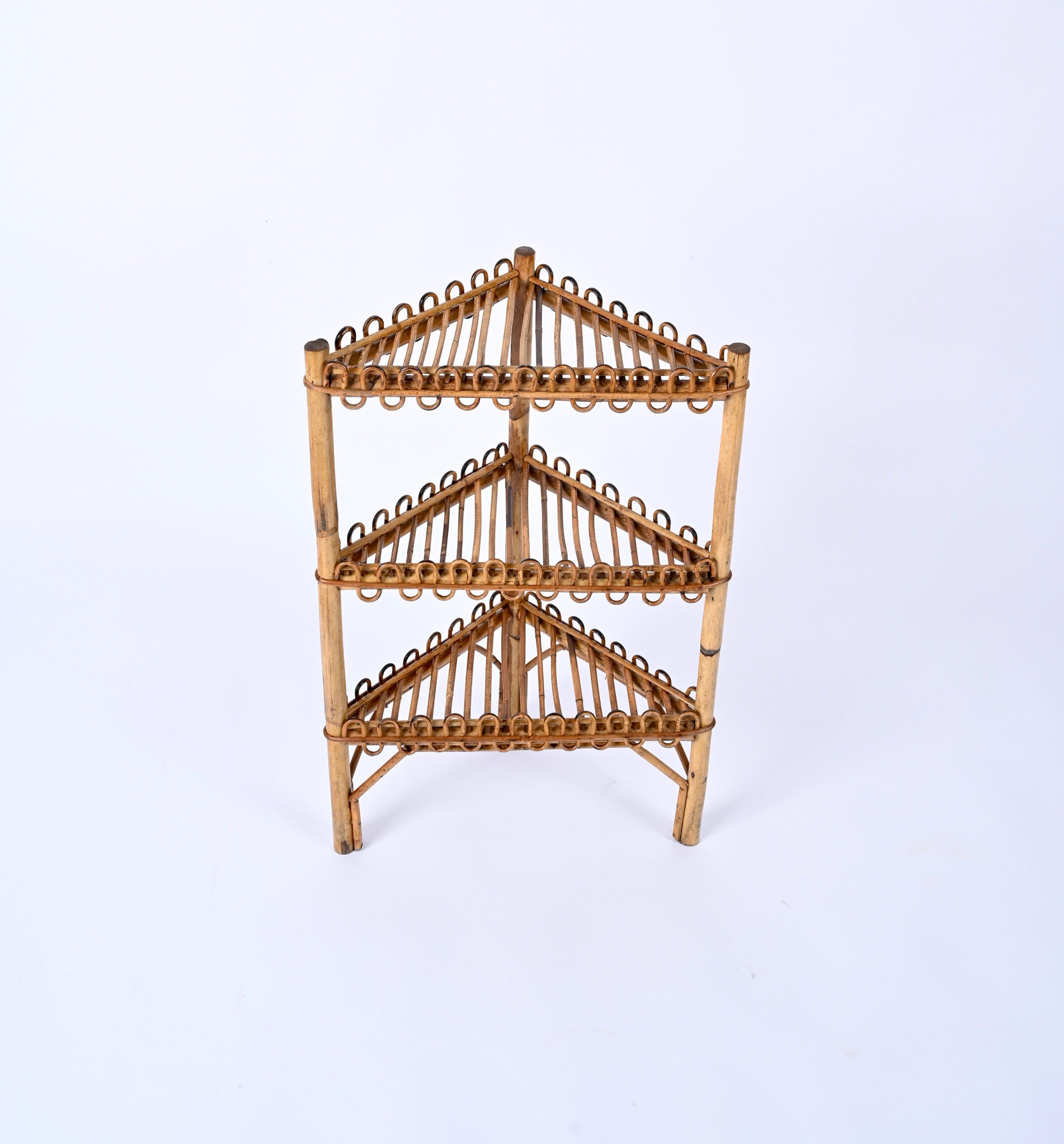 Mid-Century Triangular Bamboo and Rattan Italian Corner Bookcase, 1970s For Sale 1