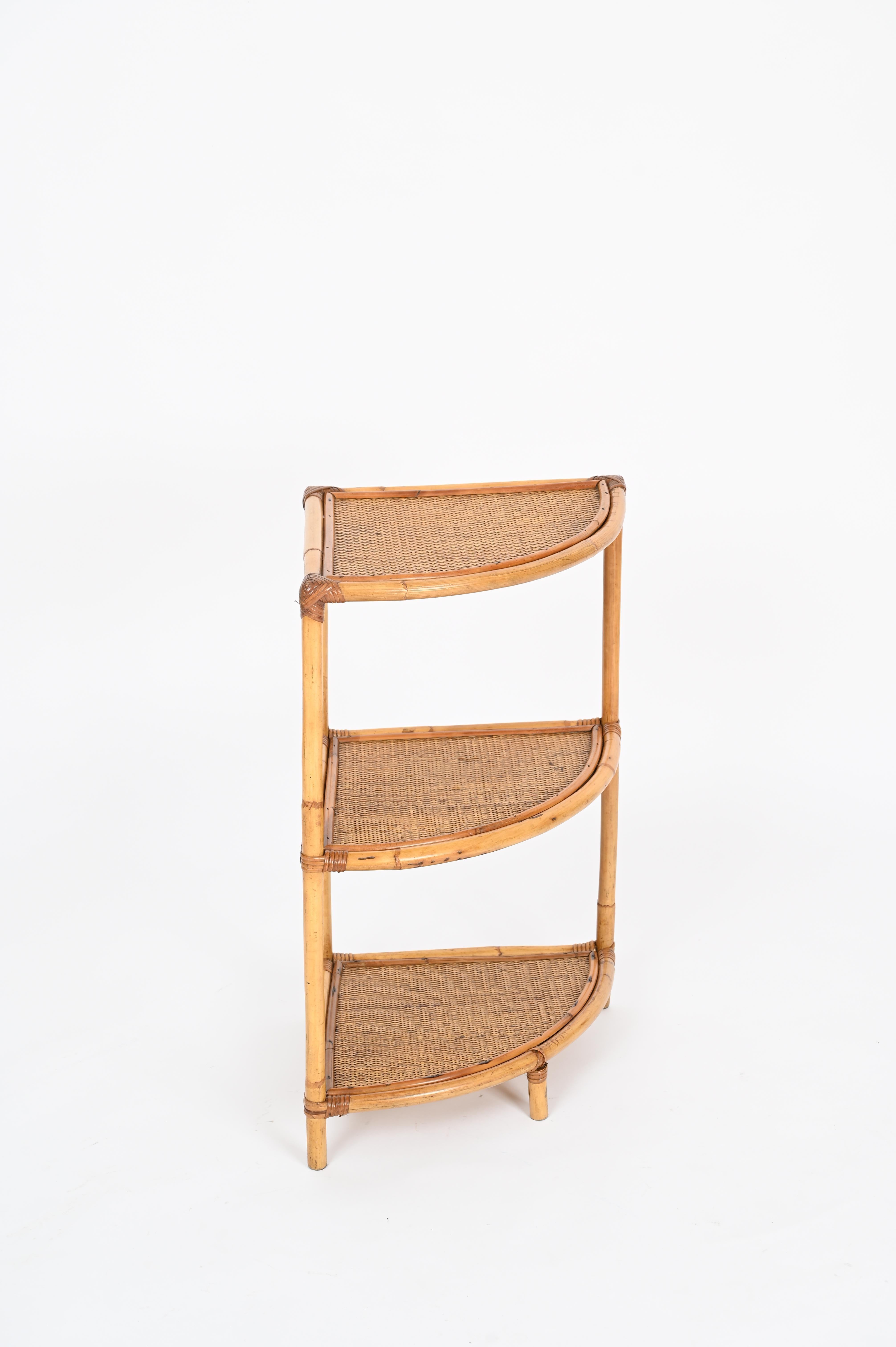 Mid-Century Triangular Bamboo and Rattan Italian Corner Bookcase Shelf, 1970s In Good Condition For Sale In Roma, IT