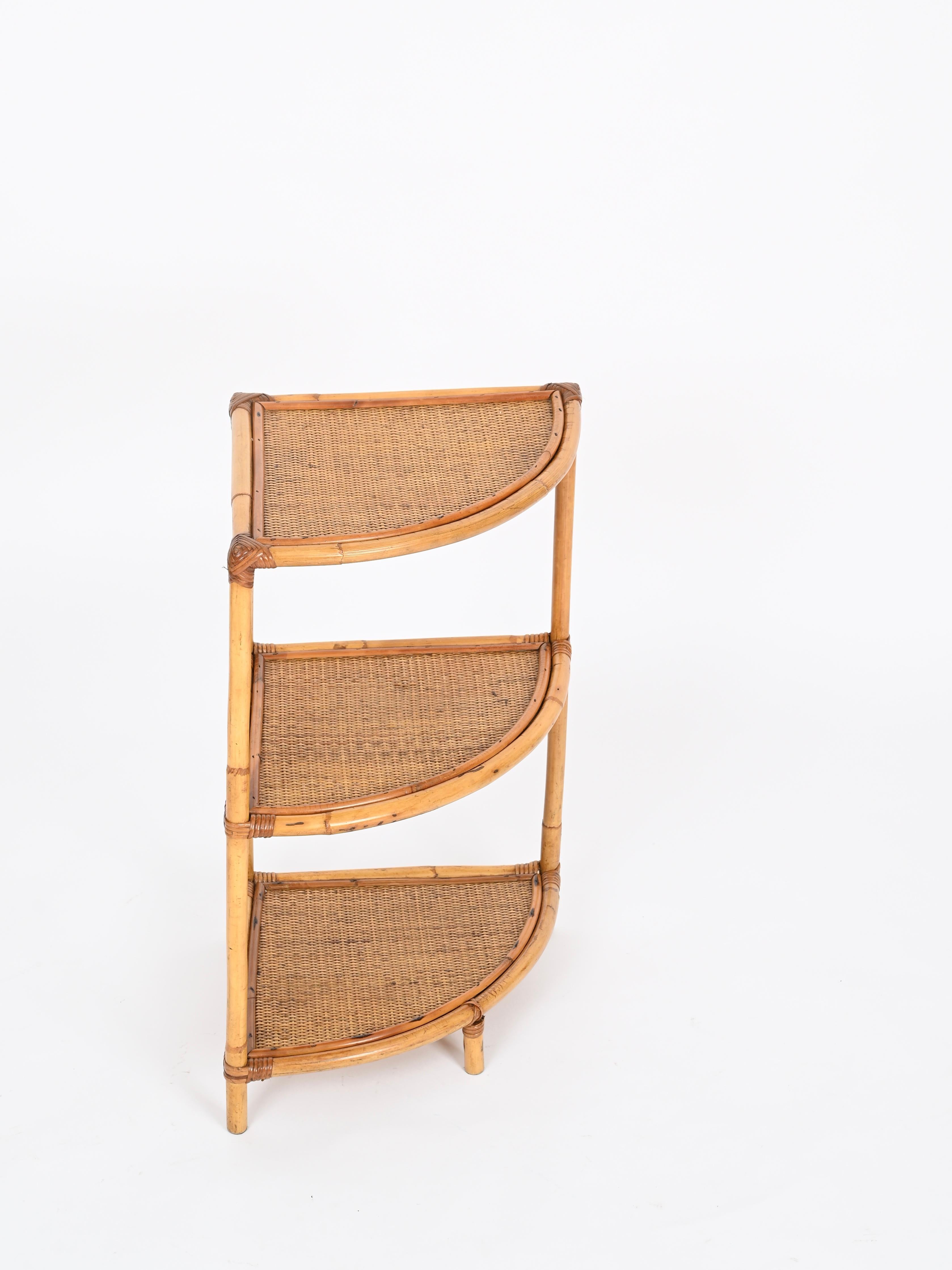 Mid-Century Triangular Bamboo and Rattan Italian Corner Bookcase Shelf, 1970s For Sale 1
