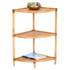 Dreieckiges italienisches Eck-Bücherregal aus Bambus und Rattan aus der Mitte des Jahrhunderts, 1970er Jahre