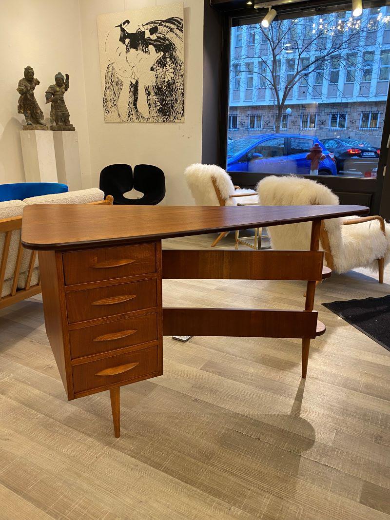 Mid-century triangular desk with drawers For Sale 2