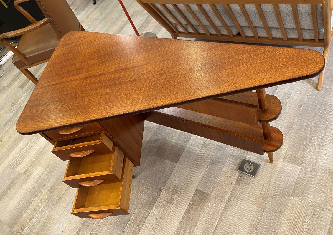 Mid-century triangular desk with drawers For Sale 3