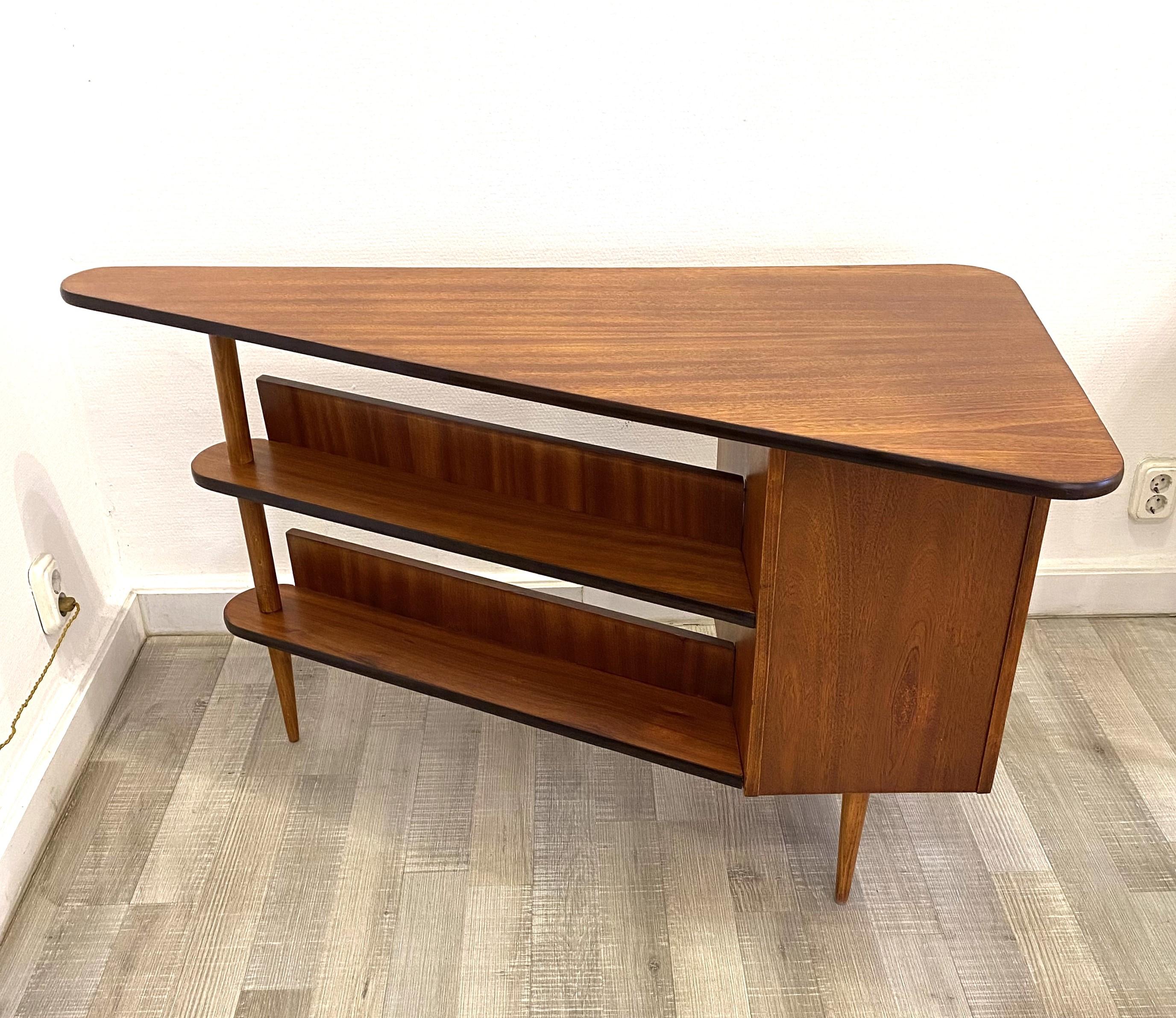 Italian Mid-century triangular desk with drawers For Sale