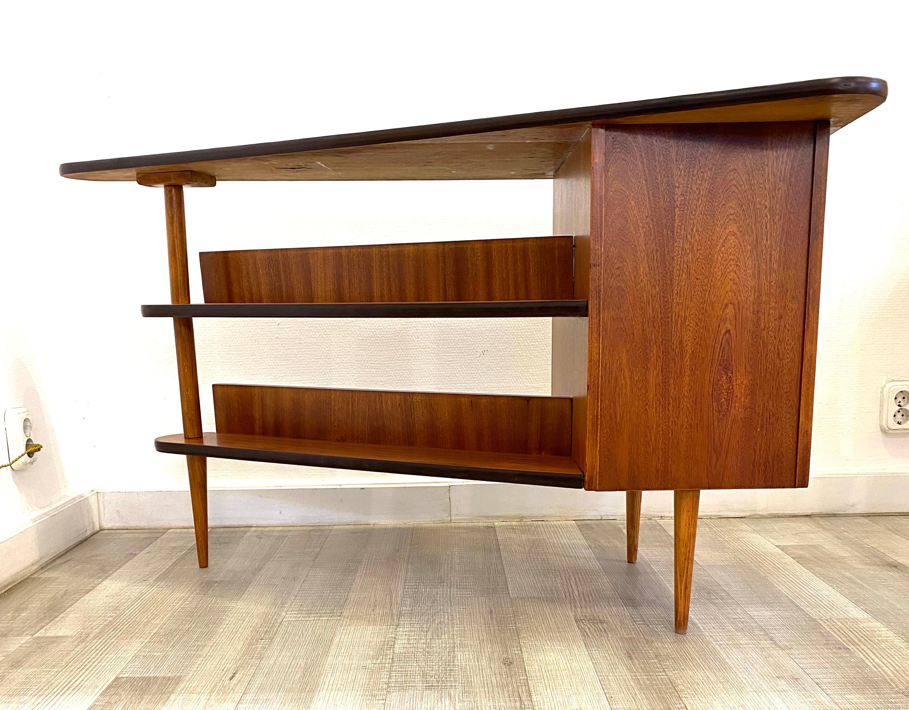 Mid-century triangular desk with drawers In Excellent Condition For Sale In Budapest, HU