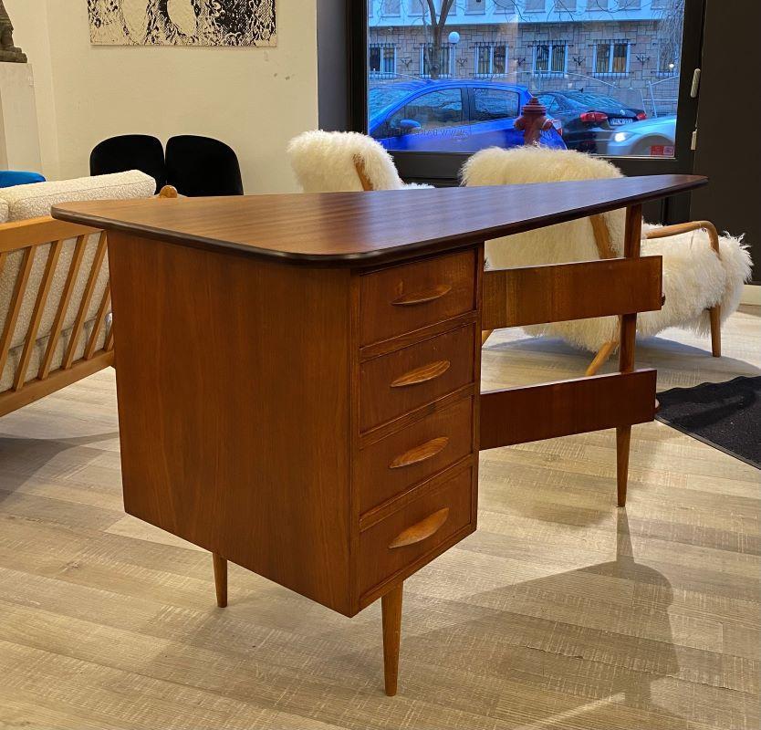 Mid-century triangular desk with drawers For Sale 1