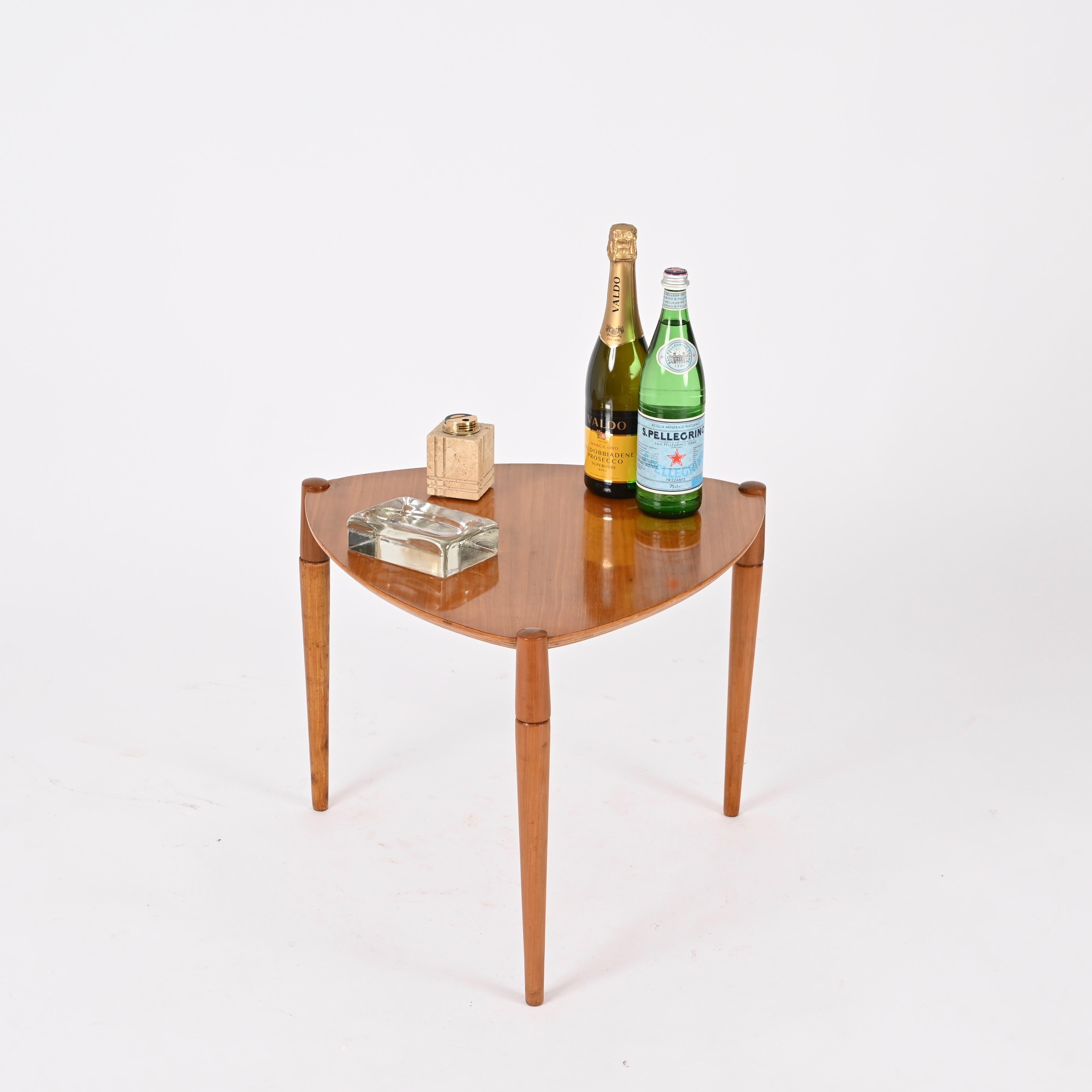 Fantastic Mid-Century coffee table in beech wood. This fantastic object was produced in Italy in the 1960s by the Reguitti Brothers (perhaps for Gio Ponti).

This incredibly elegant coffee or side table is fully made in beech wood with a rounded