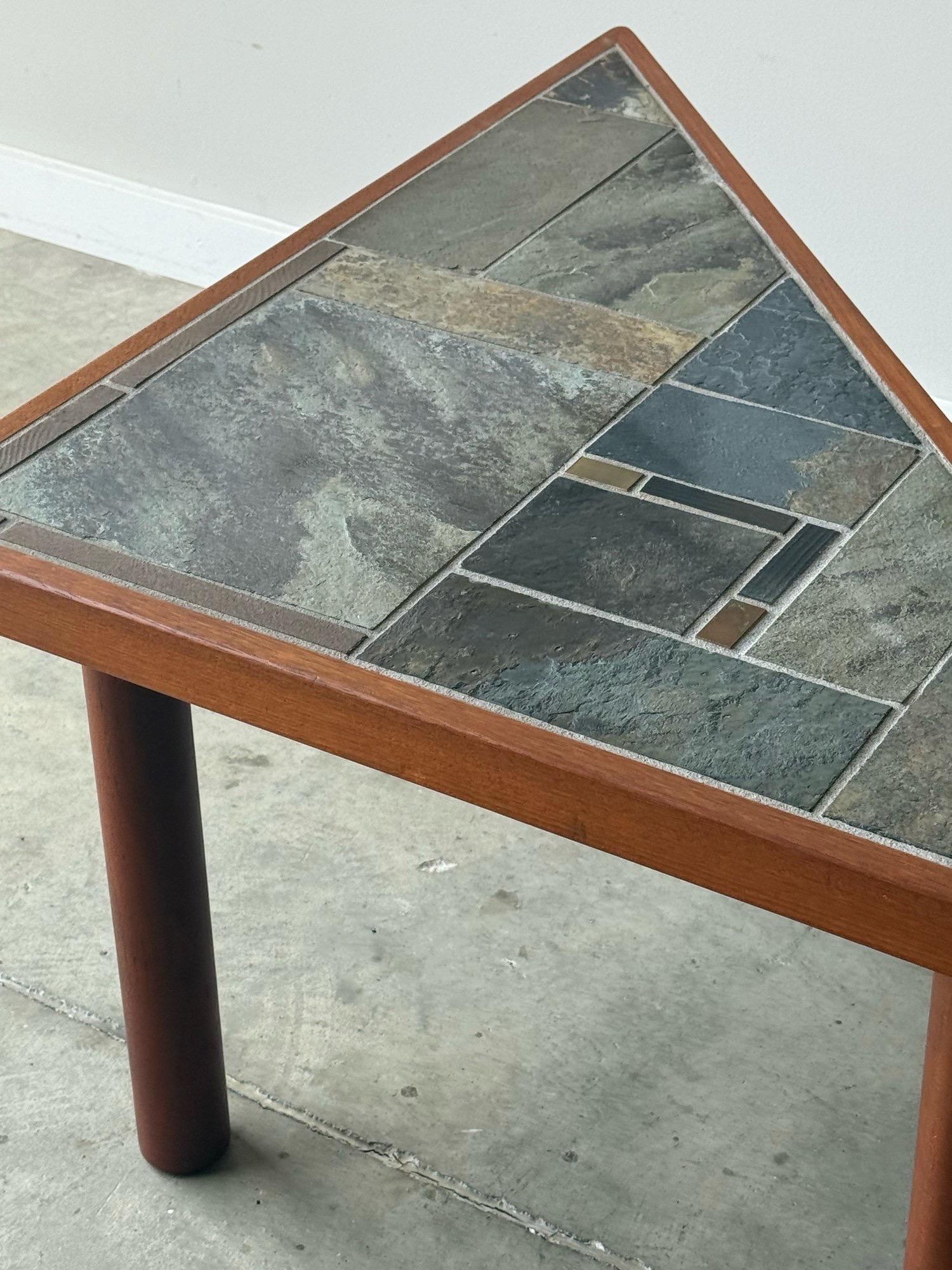 Table d'appoint triangulaire du milieu du siècle à plateau en pierre en vente 3