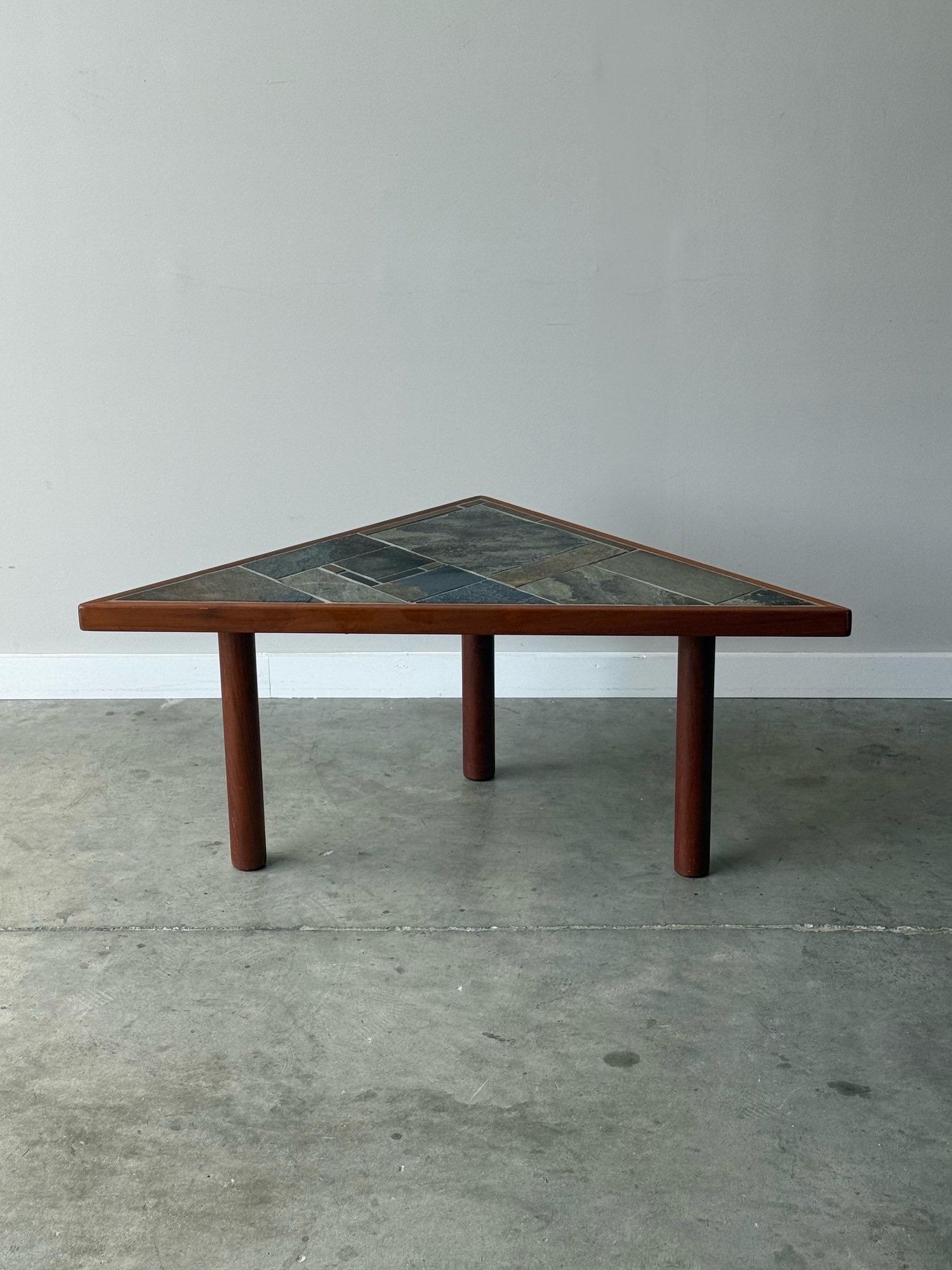 Mid-Century Modern Table d'appoint triangulaire du milieu du siècle à plateau en pierre en vente