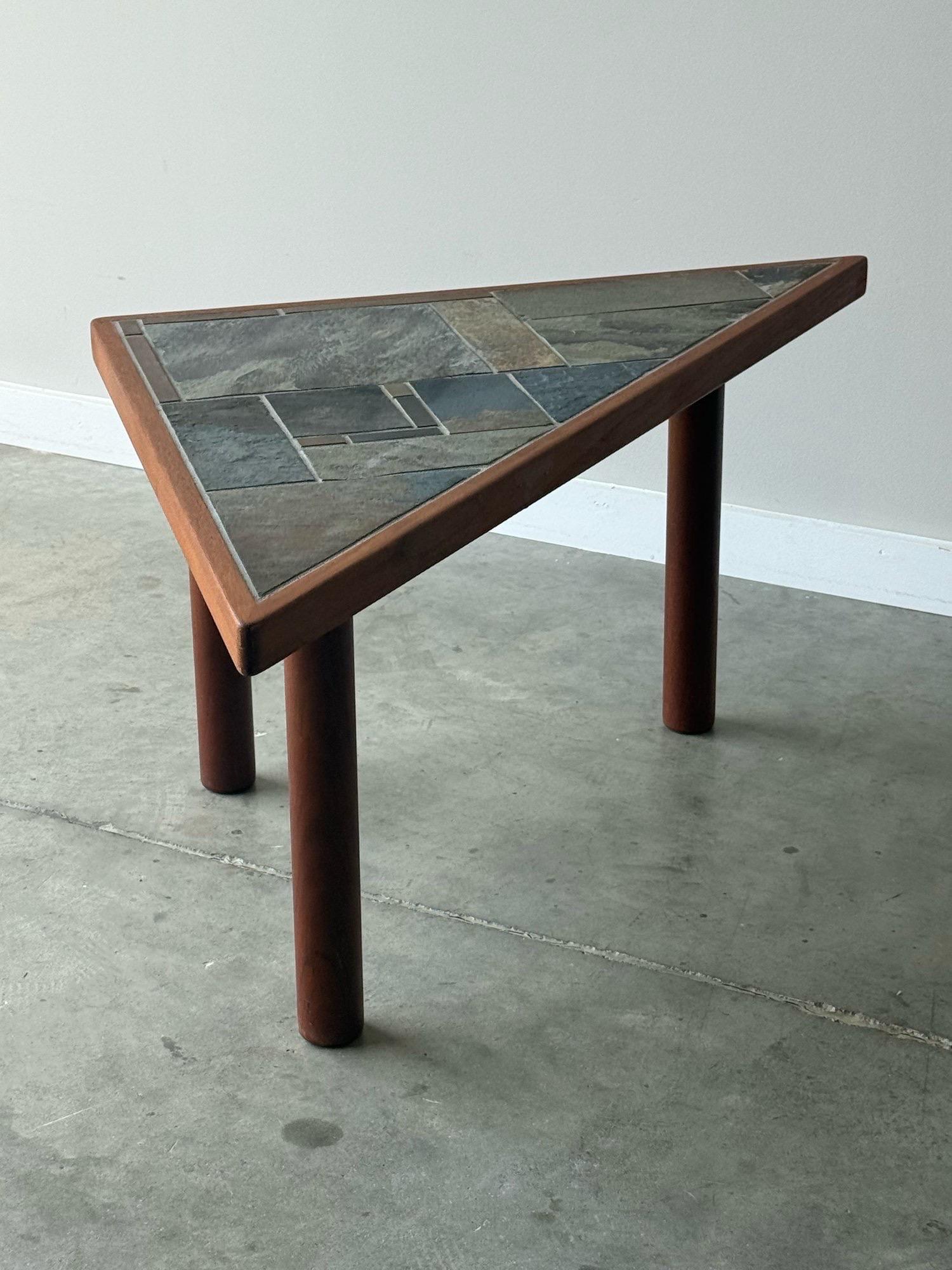Danois Table d'appoint triangulaire du milieu du siècle à plateau en pierre en vente