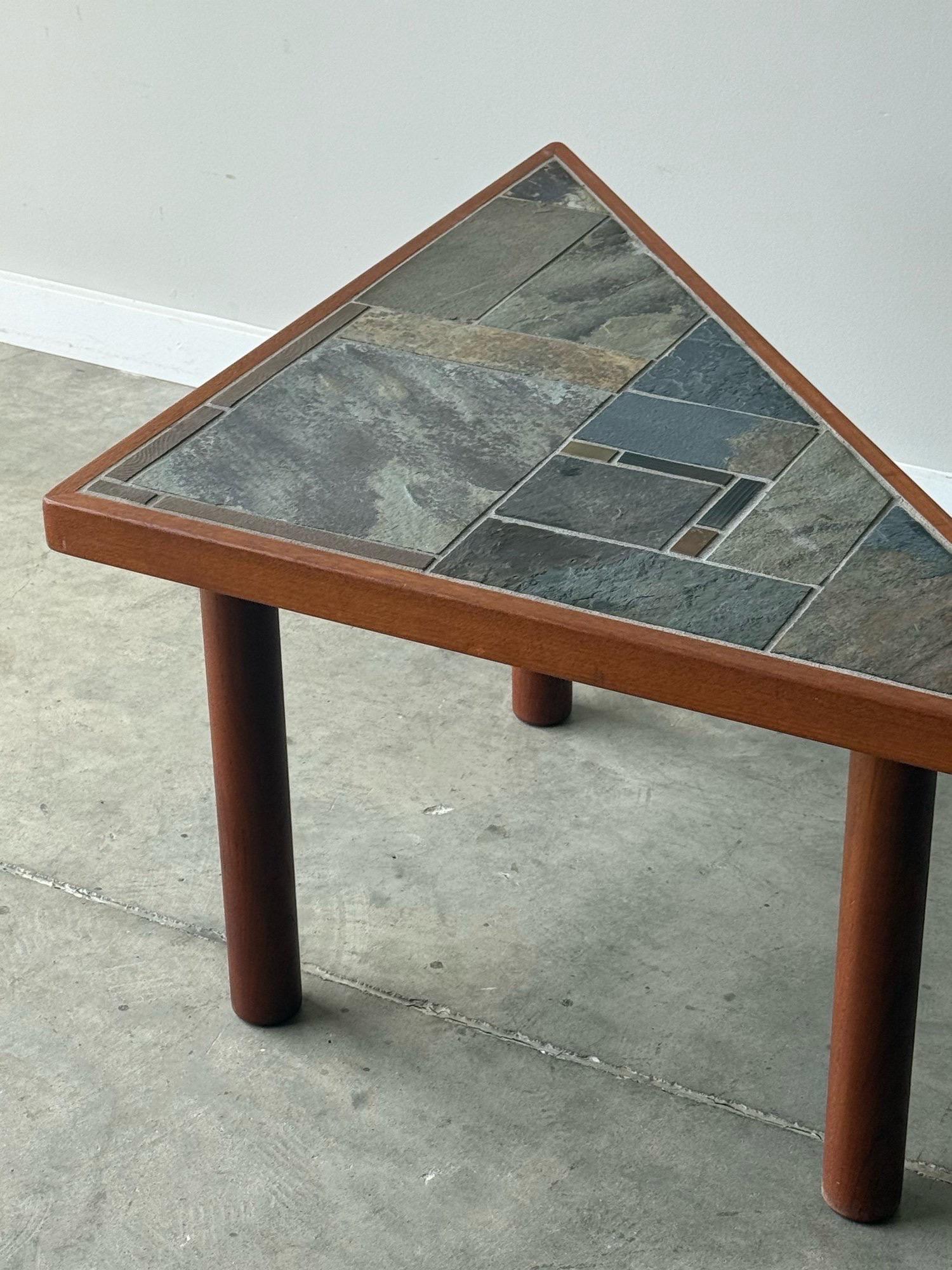 Table d'appoint triangulaire du milieu du siècle à plateau en pierre Bon état - En vente à Raleigh, NC