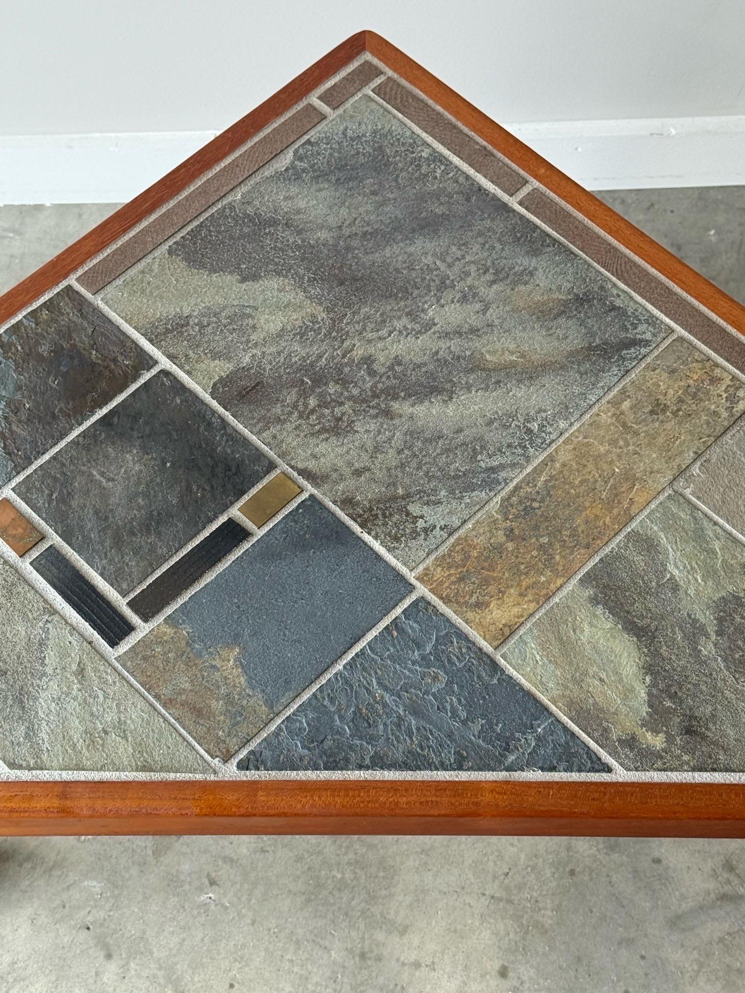Fin du 20e siècle Table d'appoint triangulaire du milieu du siècle à plateau en pierre en vente