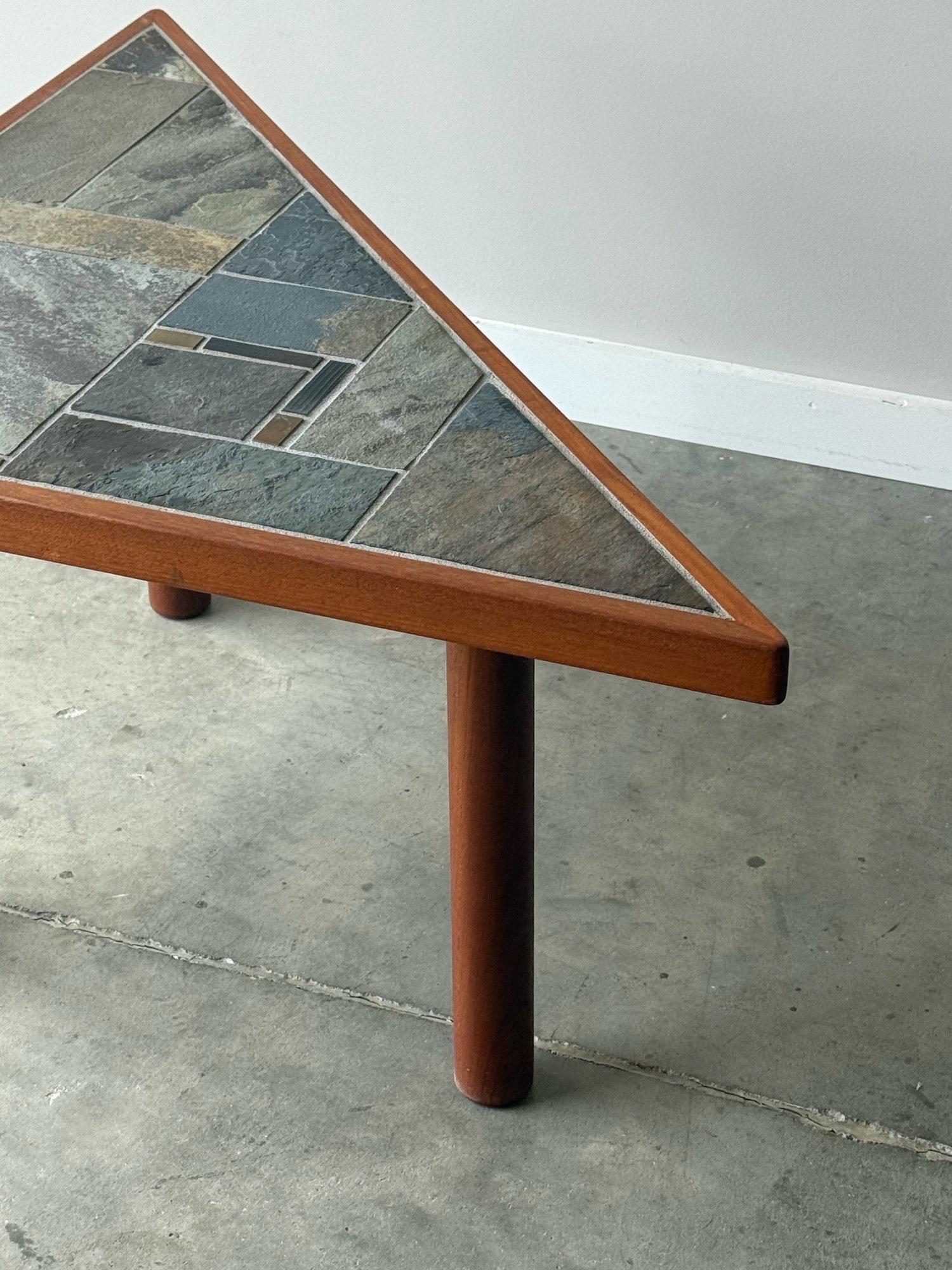 Pierre Table d'appoint triangulaire du milieu du siècle à plateau en pierre en vente