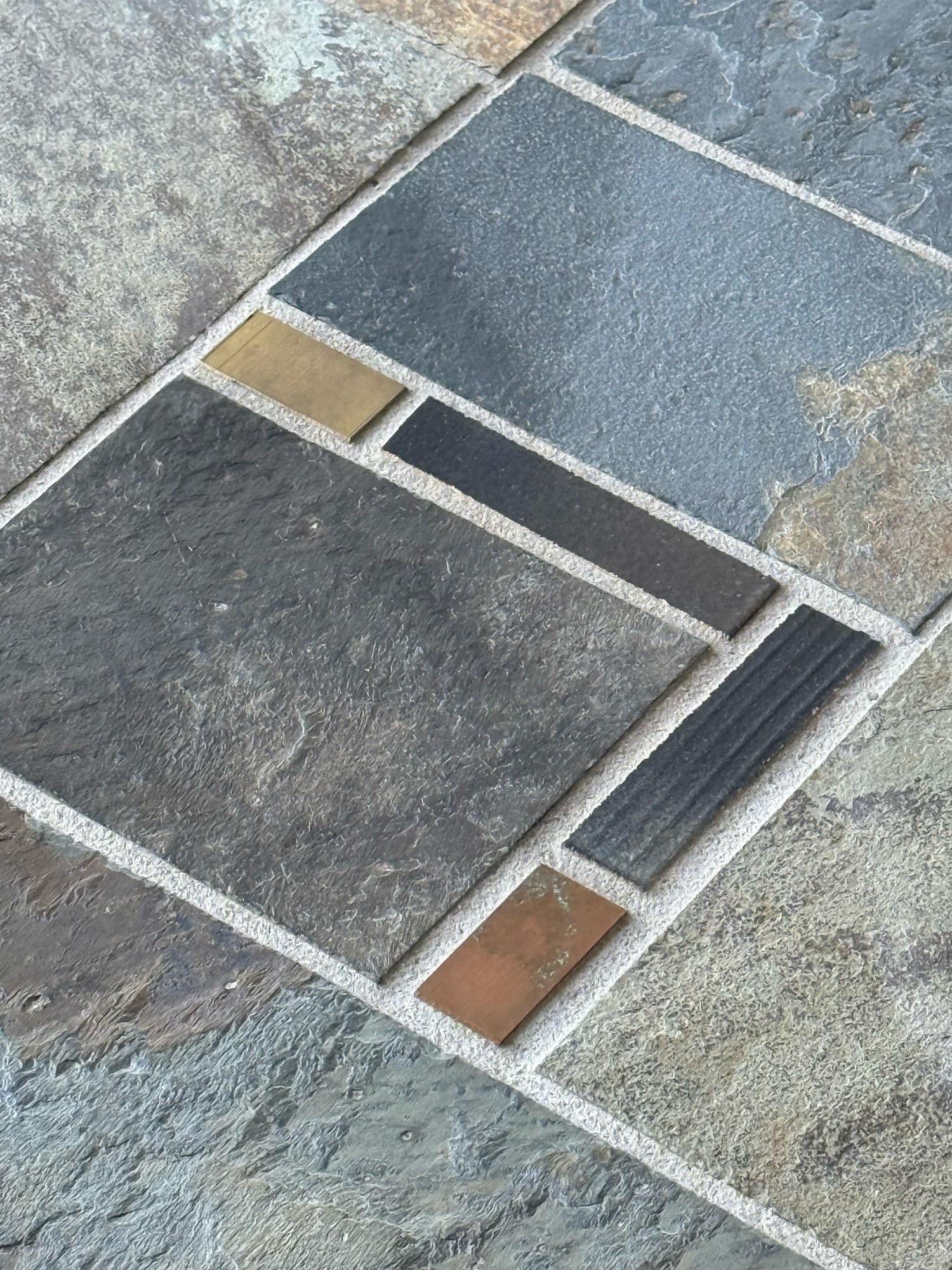 Table d'appoint triangulaire du milieu du siècle à plateau en pierre en vente 1