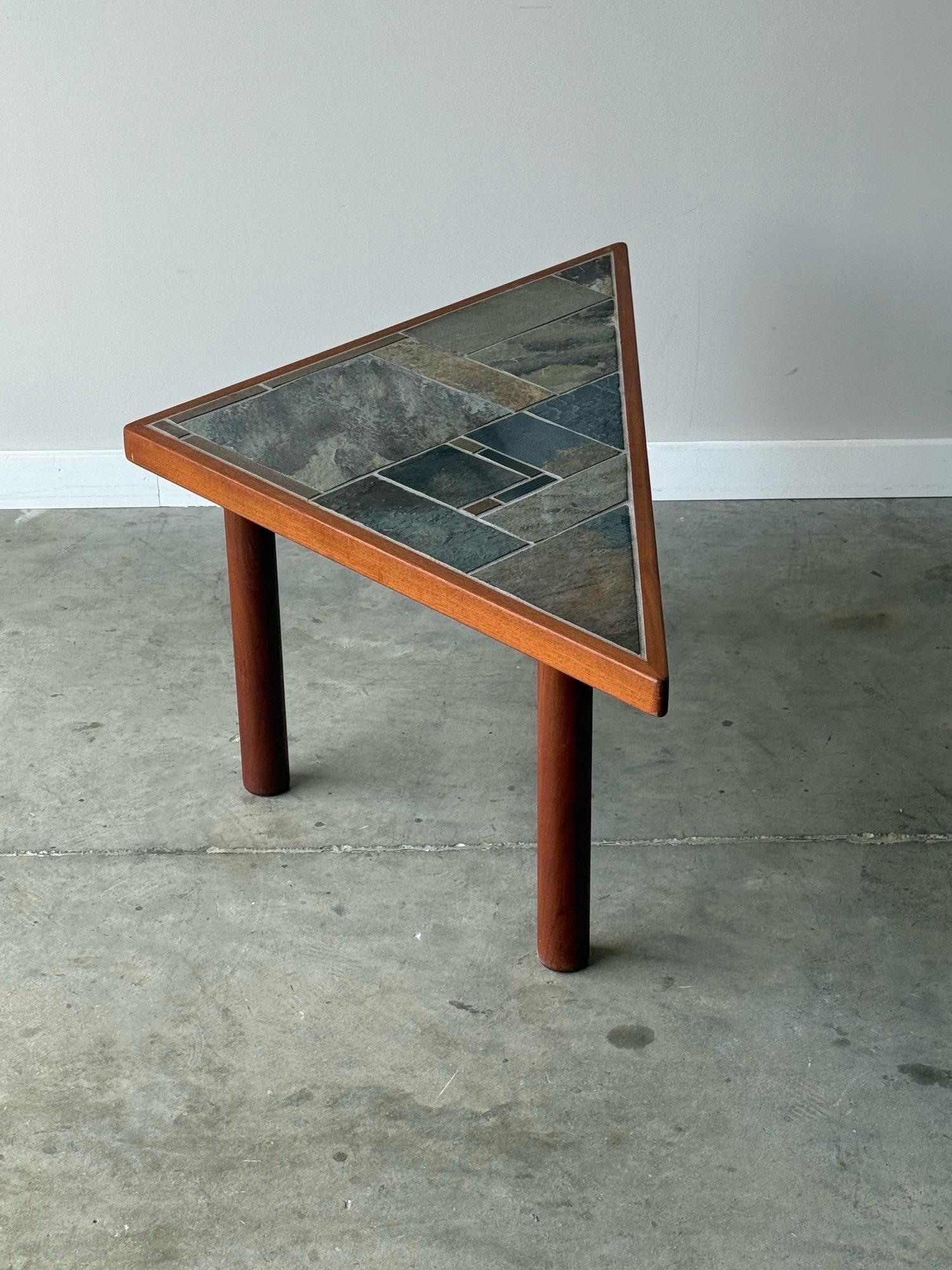 Table d'appoint triangulaire du milieu du siècle à plateau en pierre en vente 2