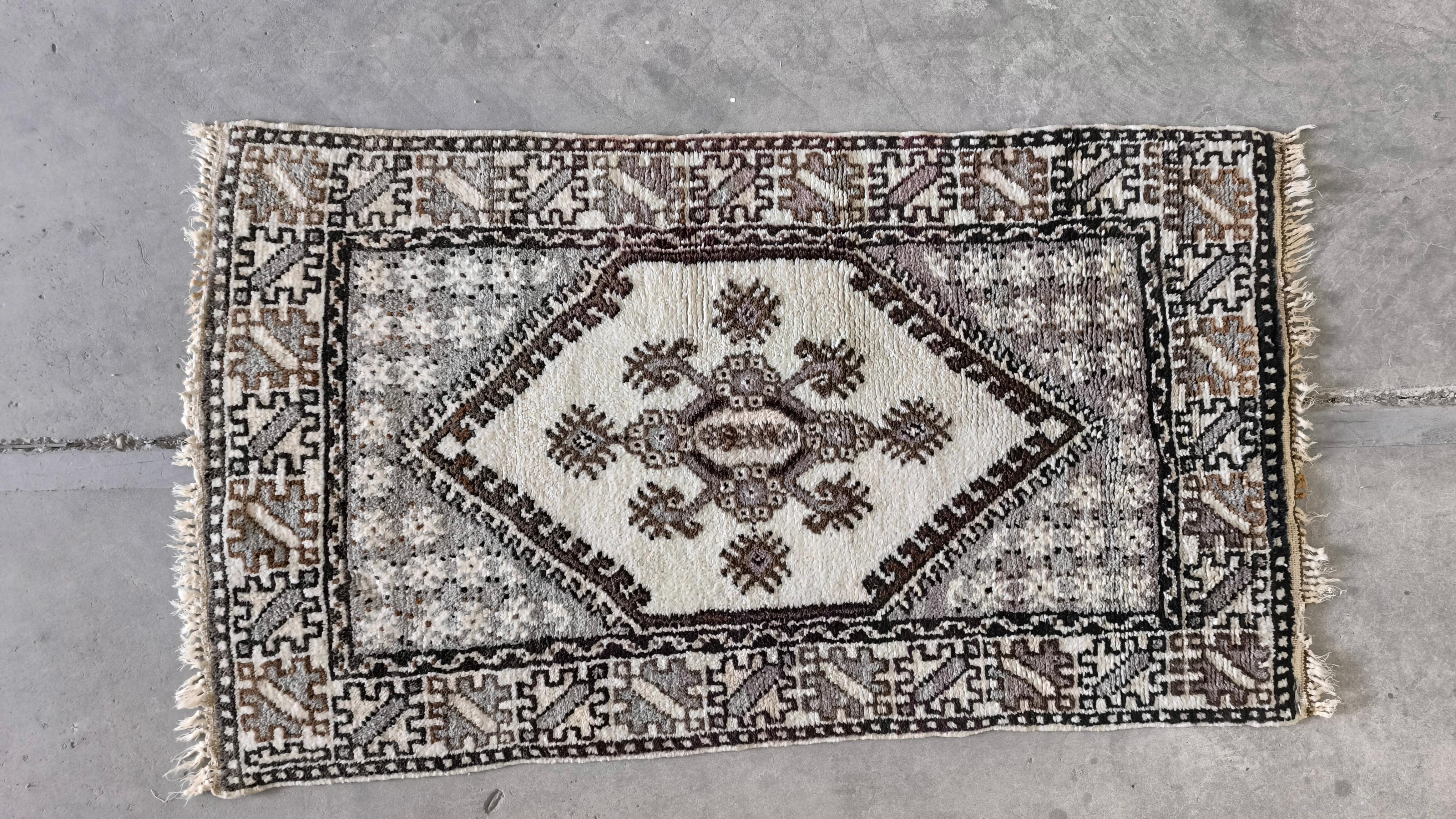 Alfombra tribal marroquí de mediados de siglo - Lana anudada a mano, diseño geométrico en venta 3