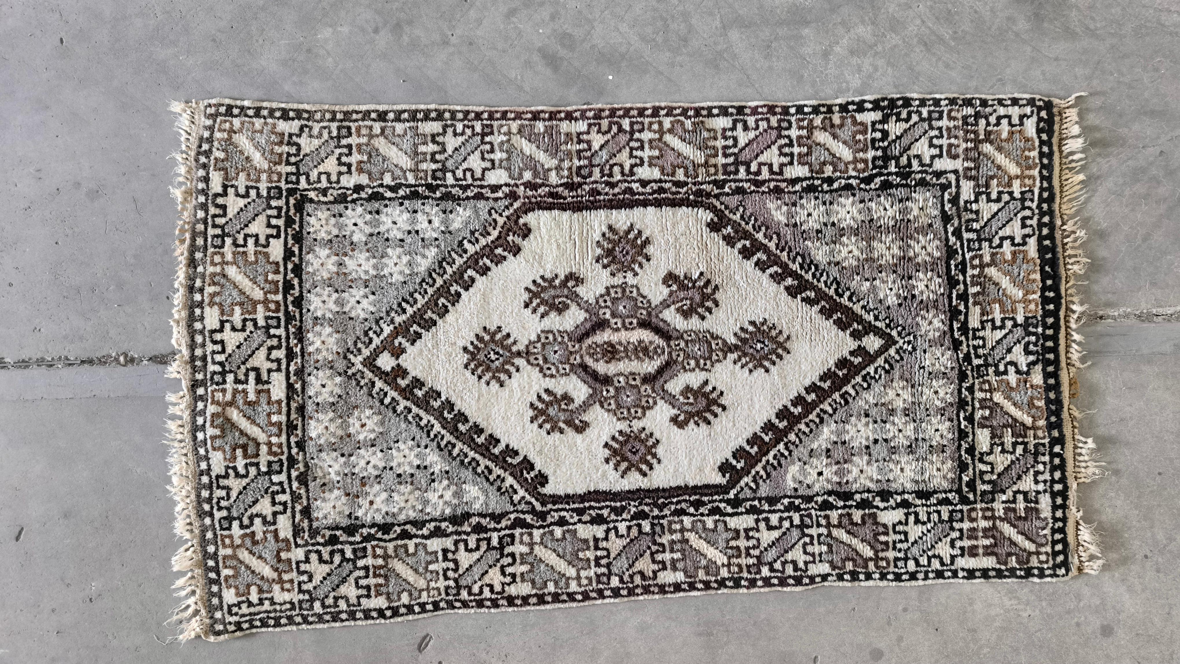 Alfombra tribal marroquí de mediados de siglo - Lana anudada a mano, diseño geométrico en venta 4