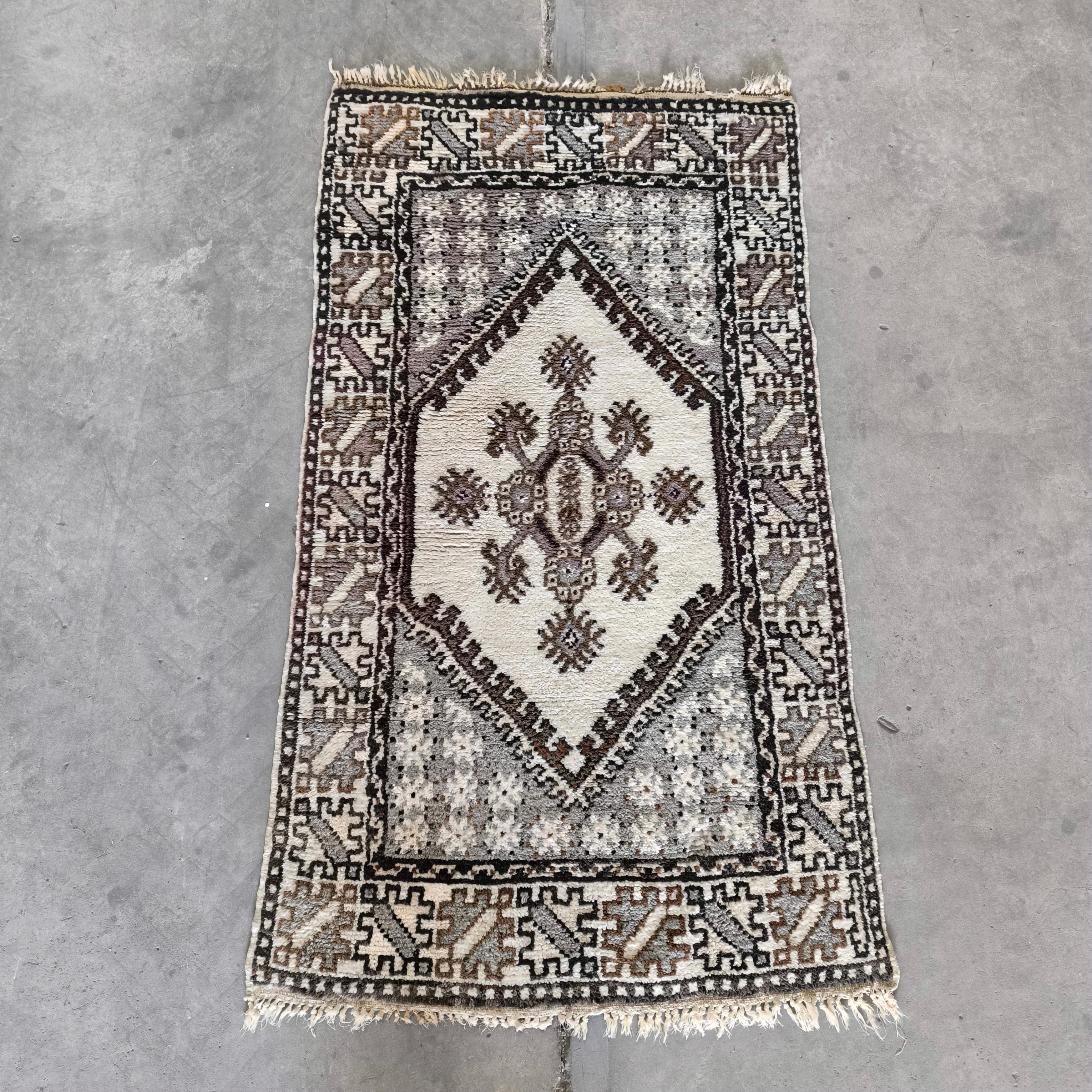 Alfombra tribal marroquí de mediados de siglo - Lana anudada a mano, diseño geométrico Tribal en venta