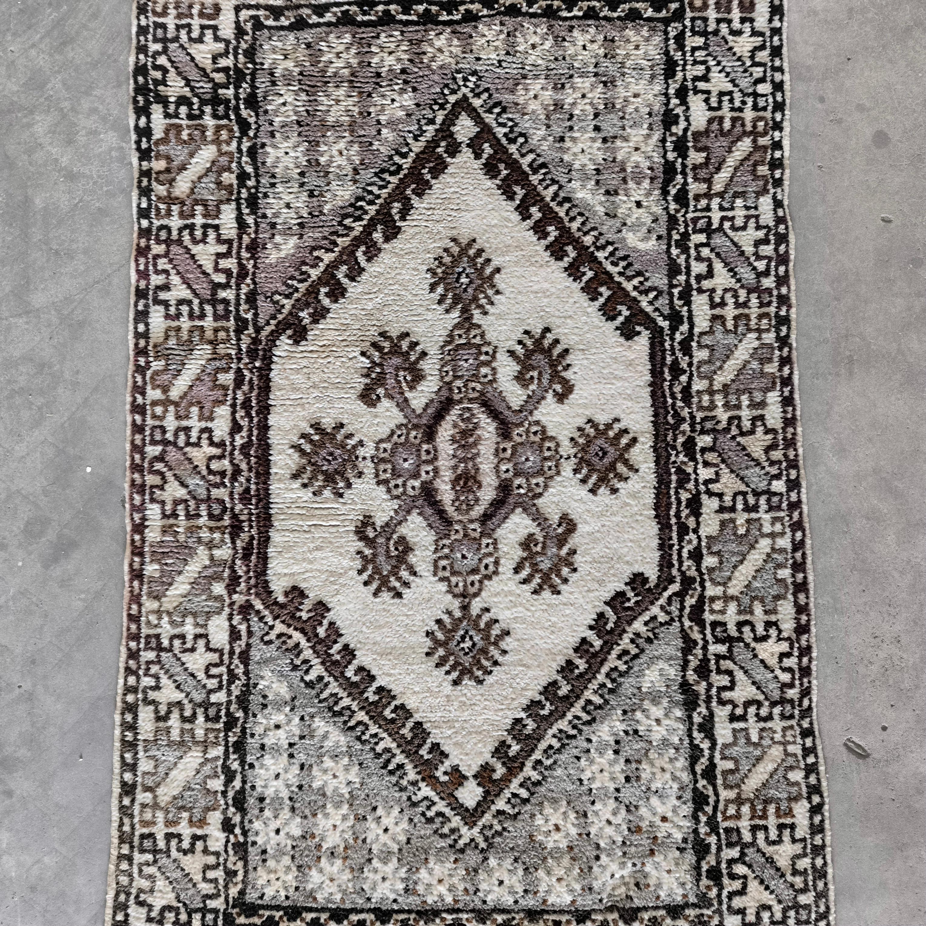 Alfombra tribal marroquí de mediados de siglo - Lana anudada a mano, diseño geométrico Hecho a mano en venta
